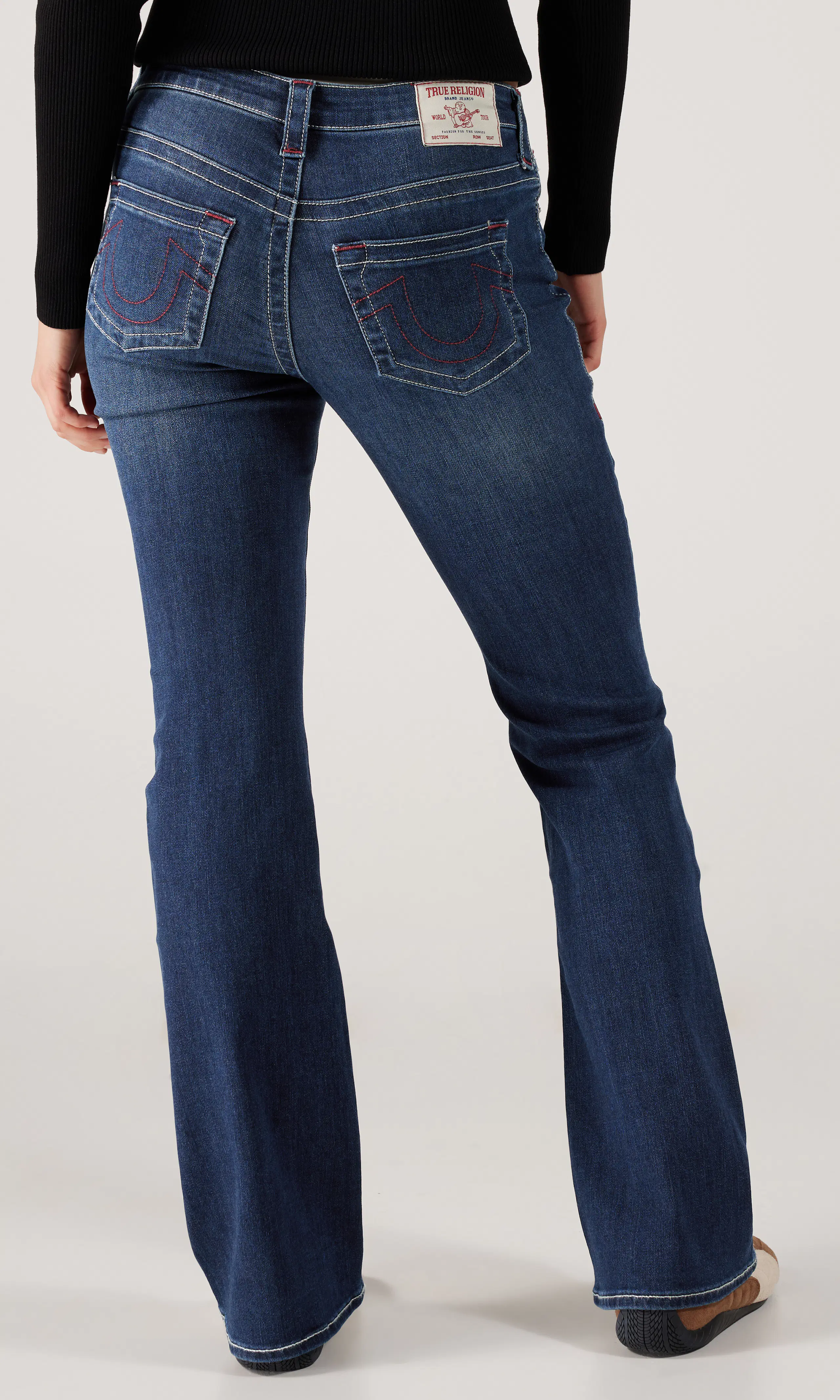 Becca Mid Rise Boot Mørk Blå Jeans. Front. Model.