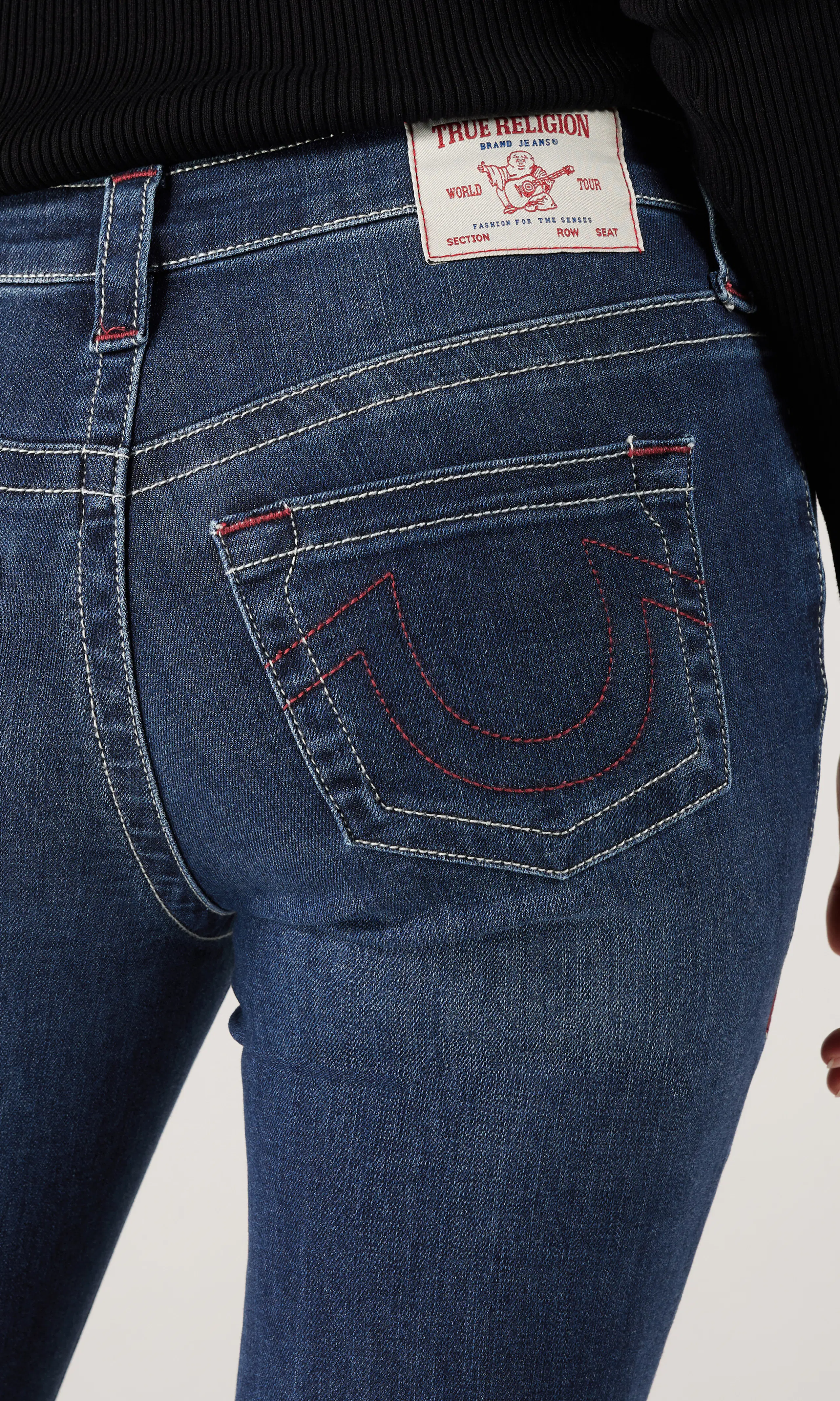 Becca Mid Rise Boot Mørk Blå Jeans. Detail 1. Model.