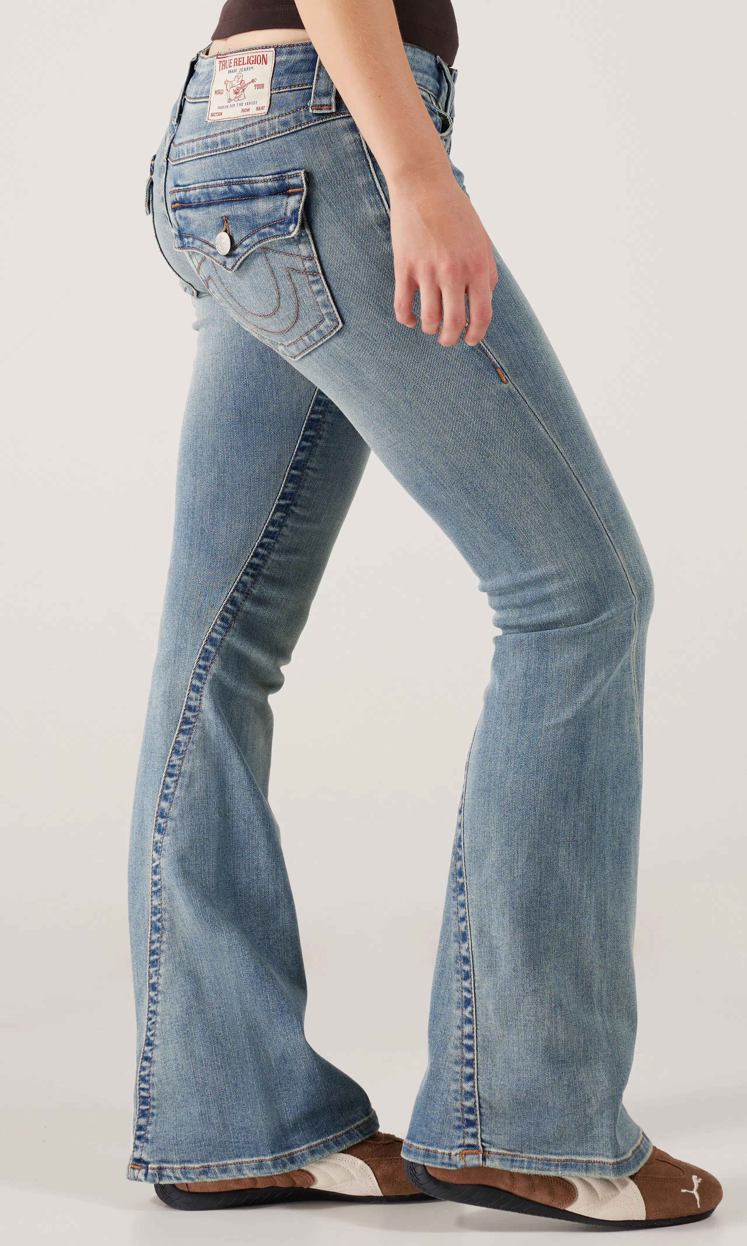 Joey Low Rise Flare Ljusblå Jeans. Front 2. Model.