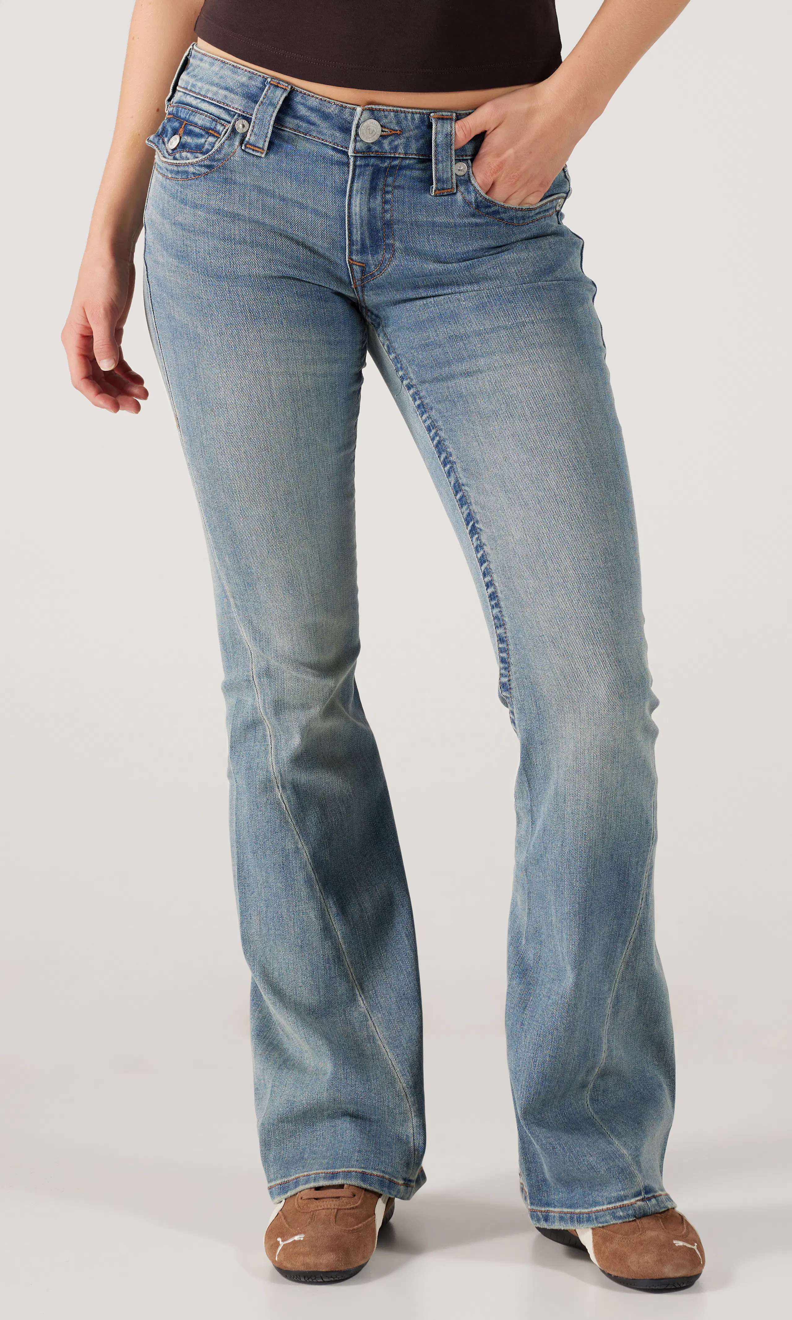 Joey Low Rise Flare Ljusblå Jeans. Back. Model.