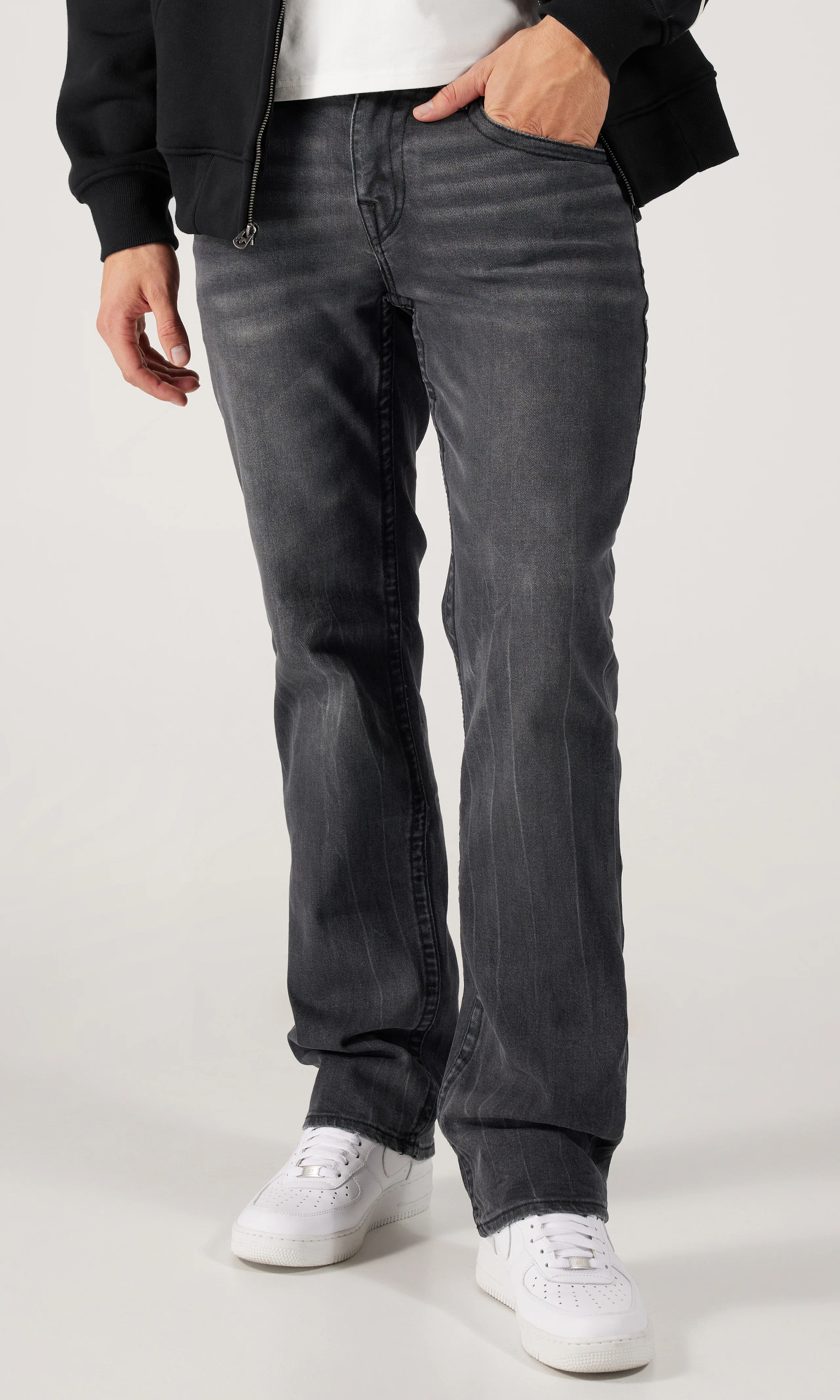Ricky Flap Svart Jeans. Back. Model.