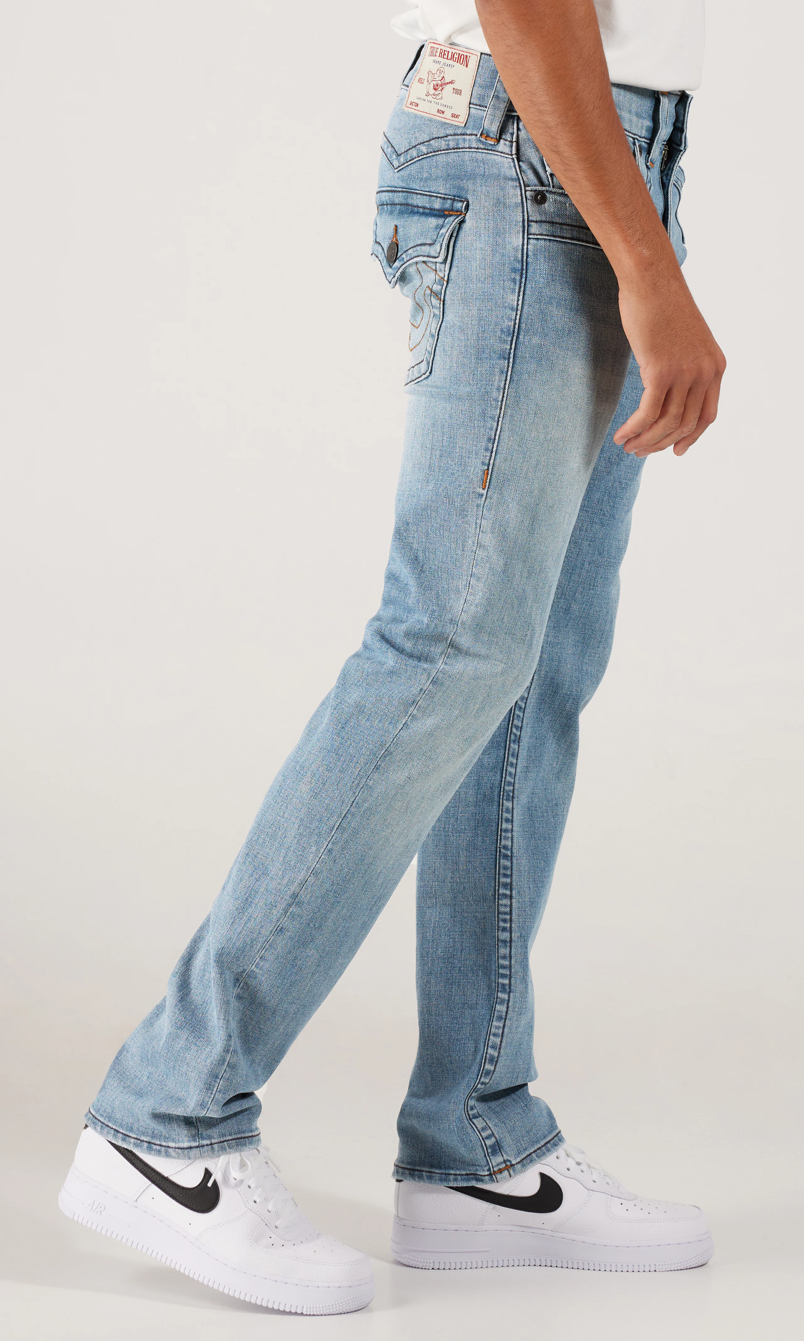 Ricky Flap Ljusblå Jeans. Front 2. Model.