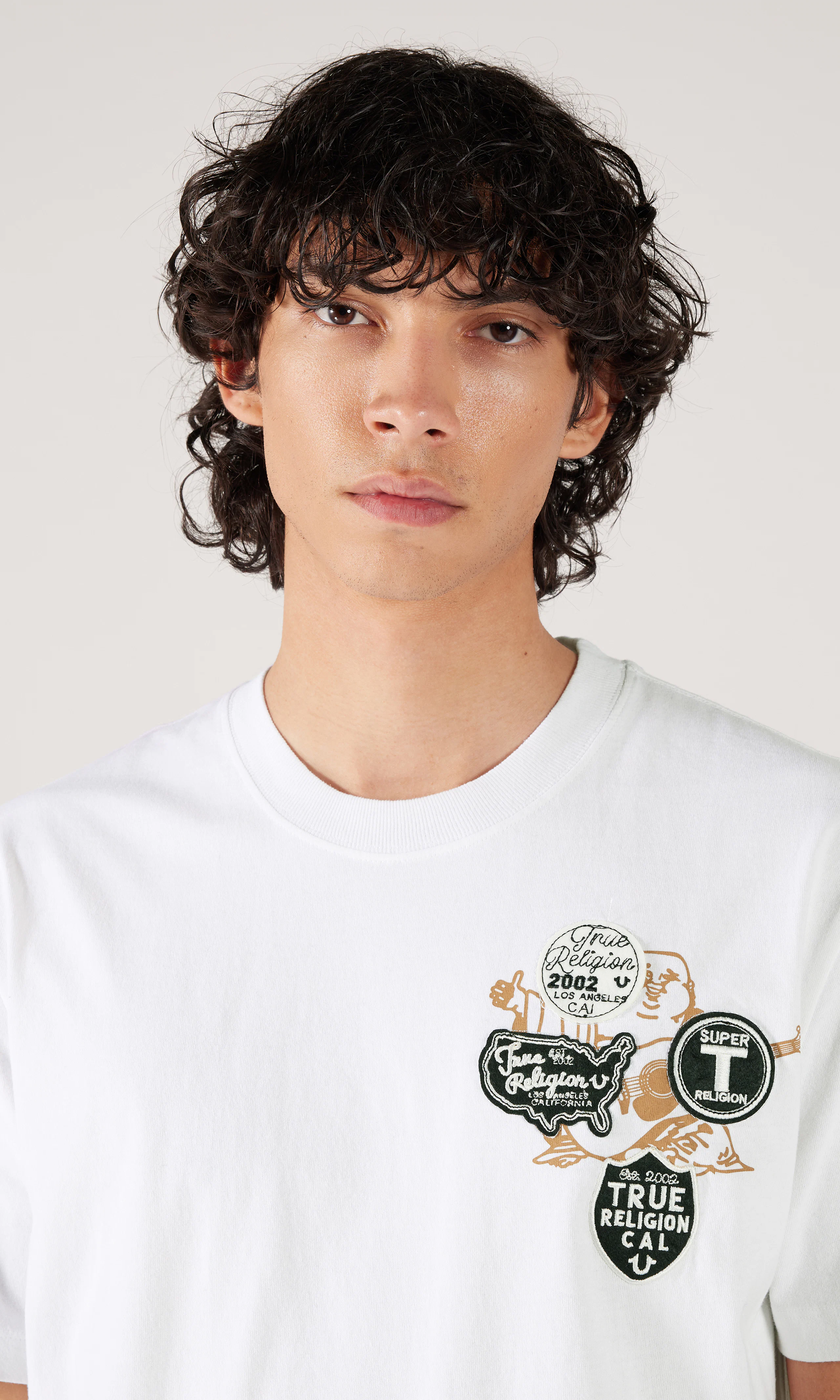 University Vit T-Shirt. Detail 1. Model.