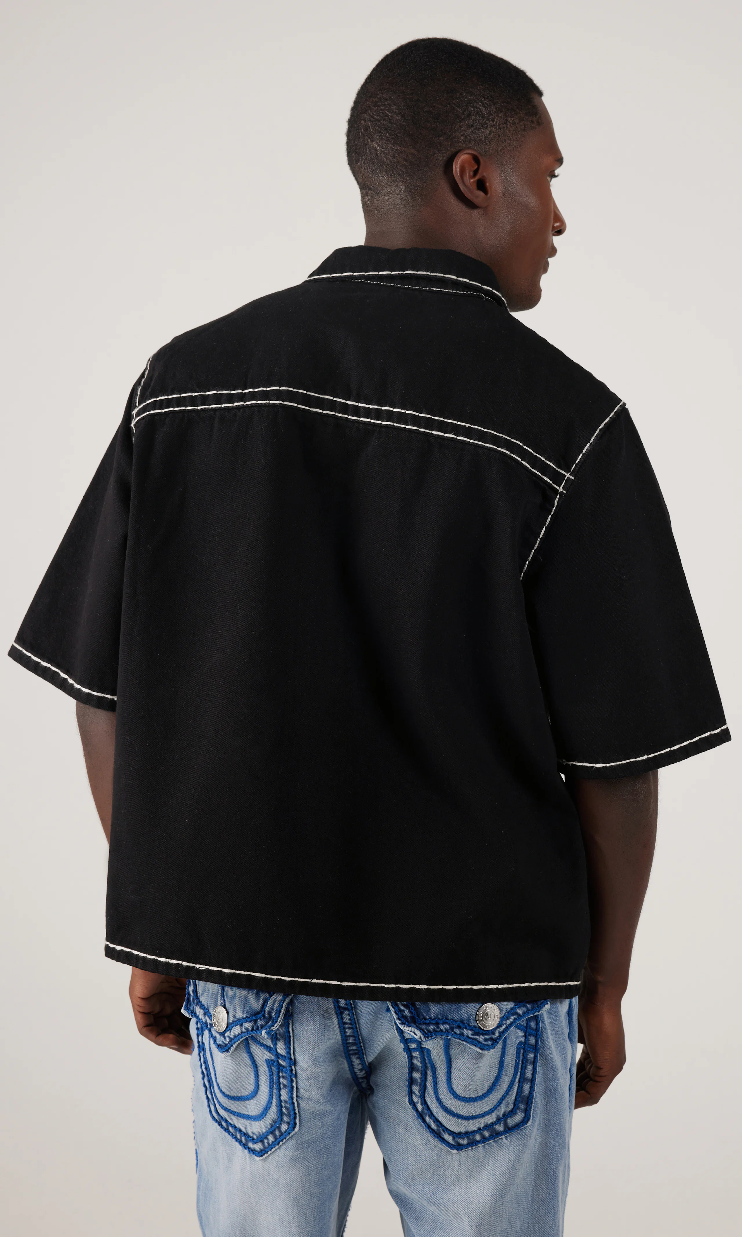 Super T Oversized Denim Svart Skjorte. Back. Model.