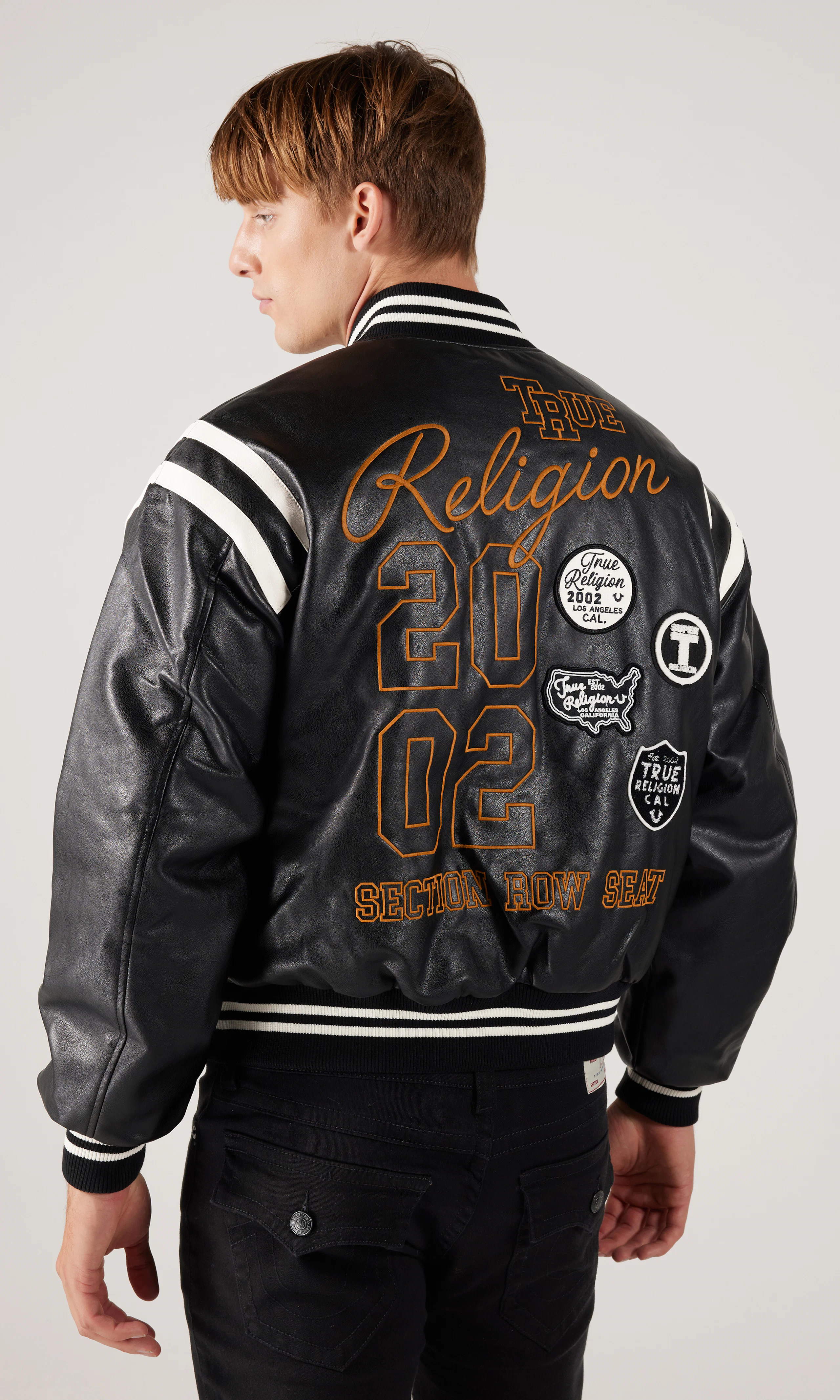 Retro PU Svart Varsity Jacka. Back. Model.
