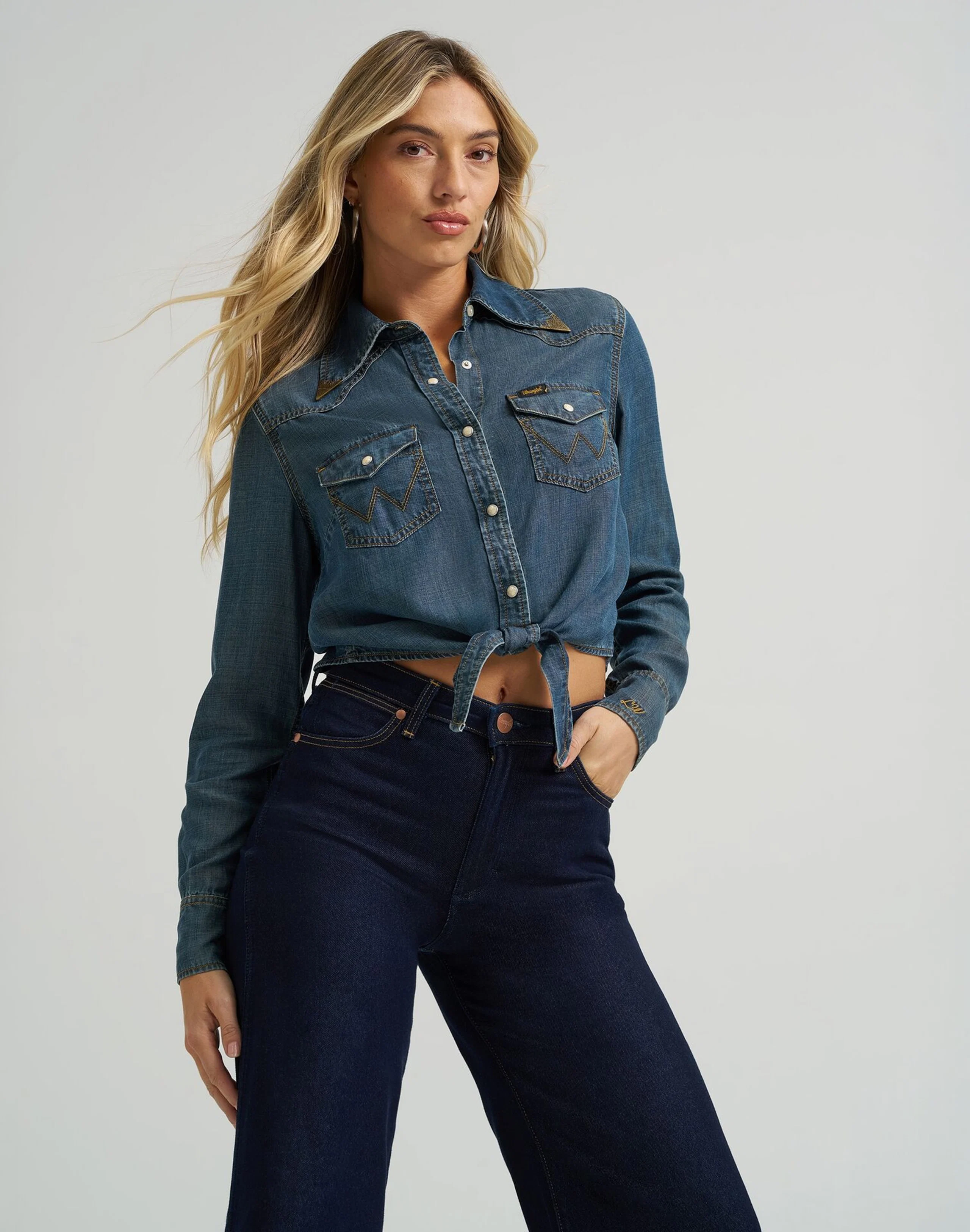 Tie Front Denim Skjorte. Front. Model.