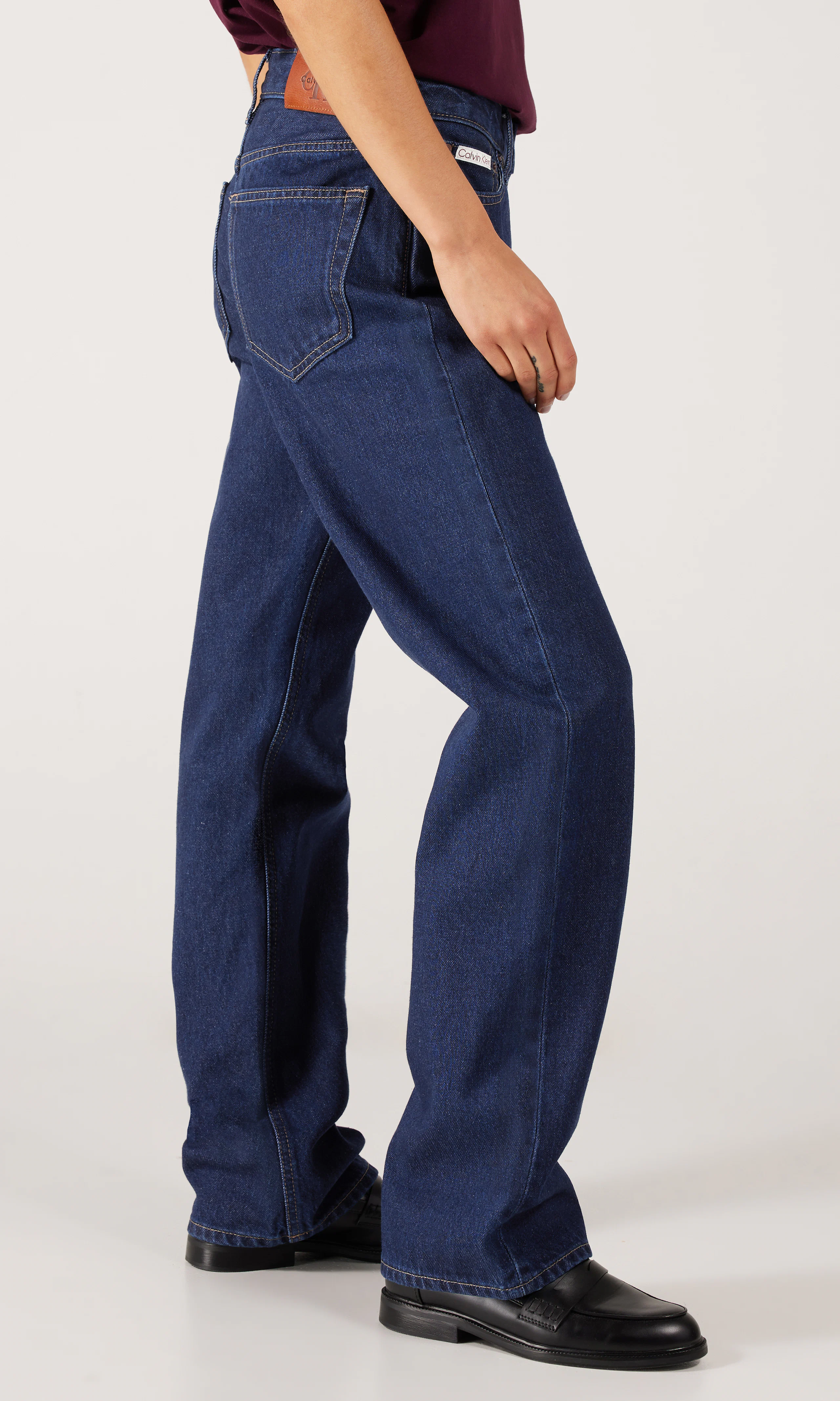 90s Straight Mørk blå Jeans. Front 2. Model.