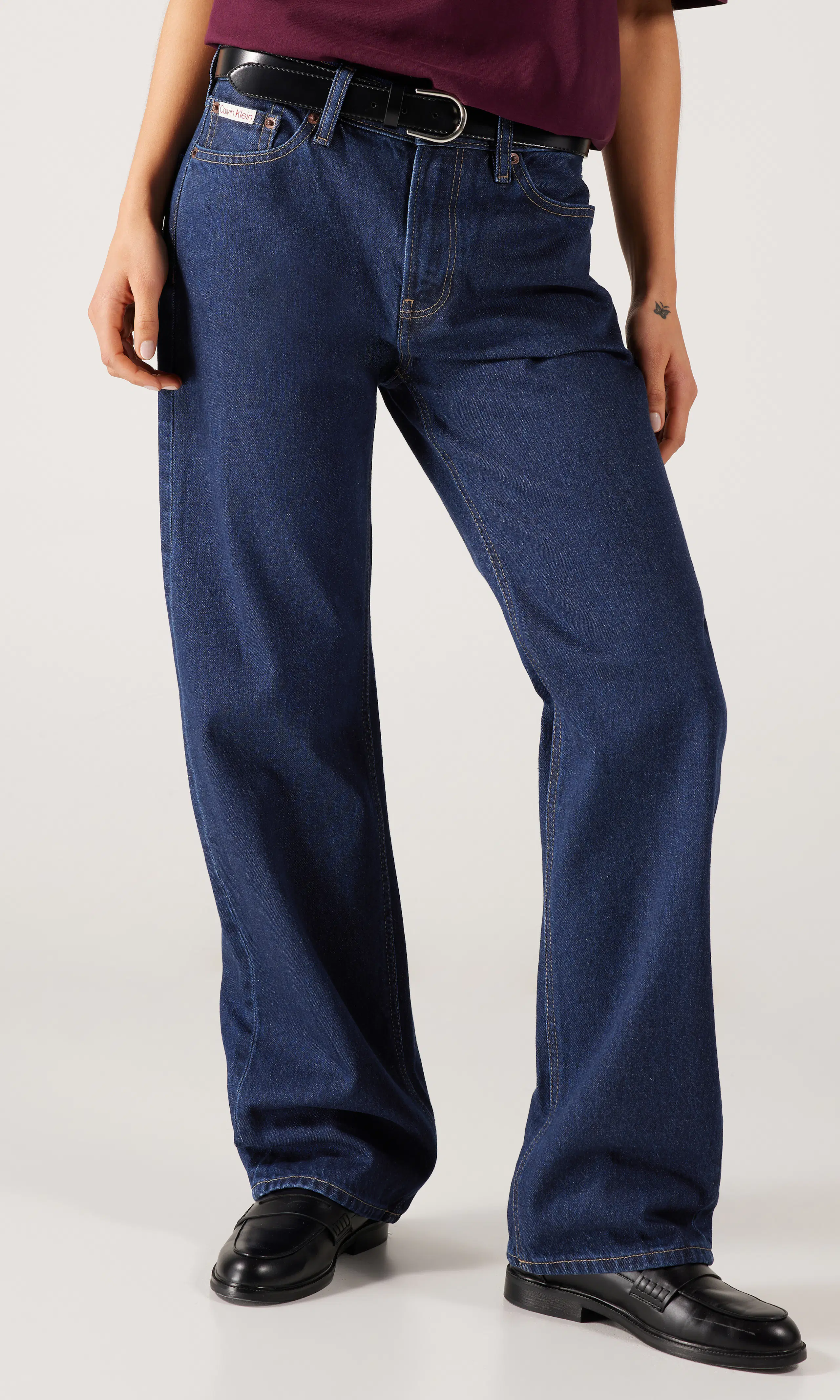 90s Straight Mørk blå Jeans. Front. Model.