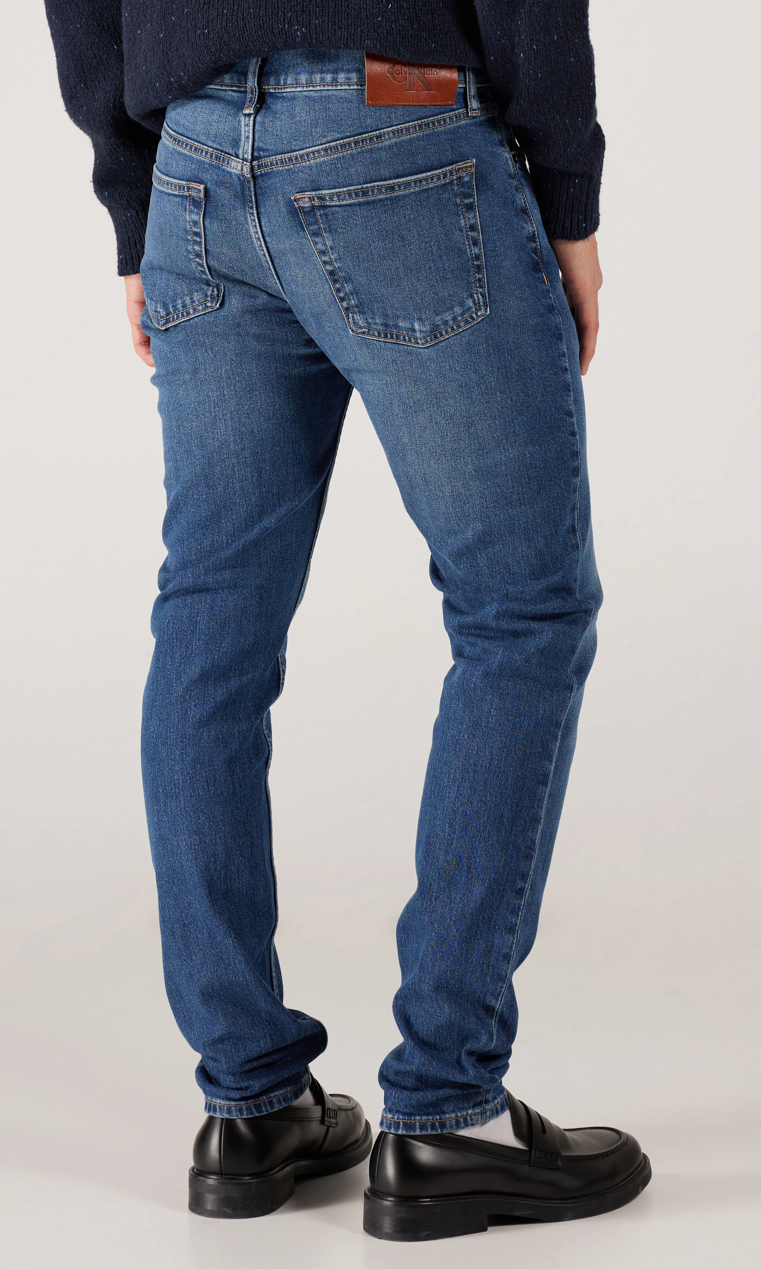 Slim Tapered Medium Blå Jeans. Back. Model.