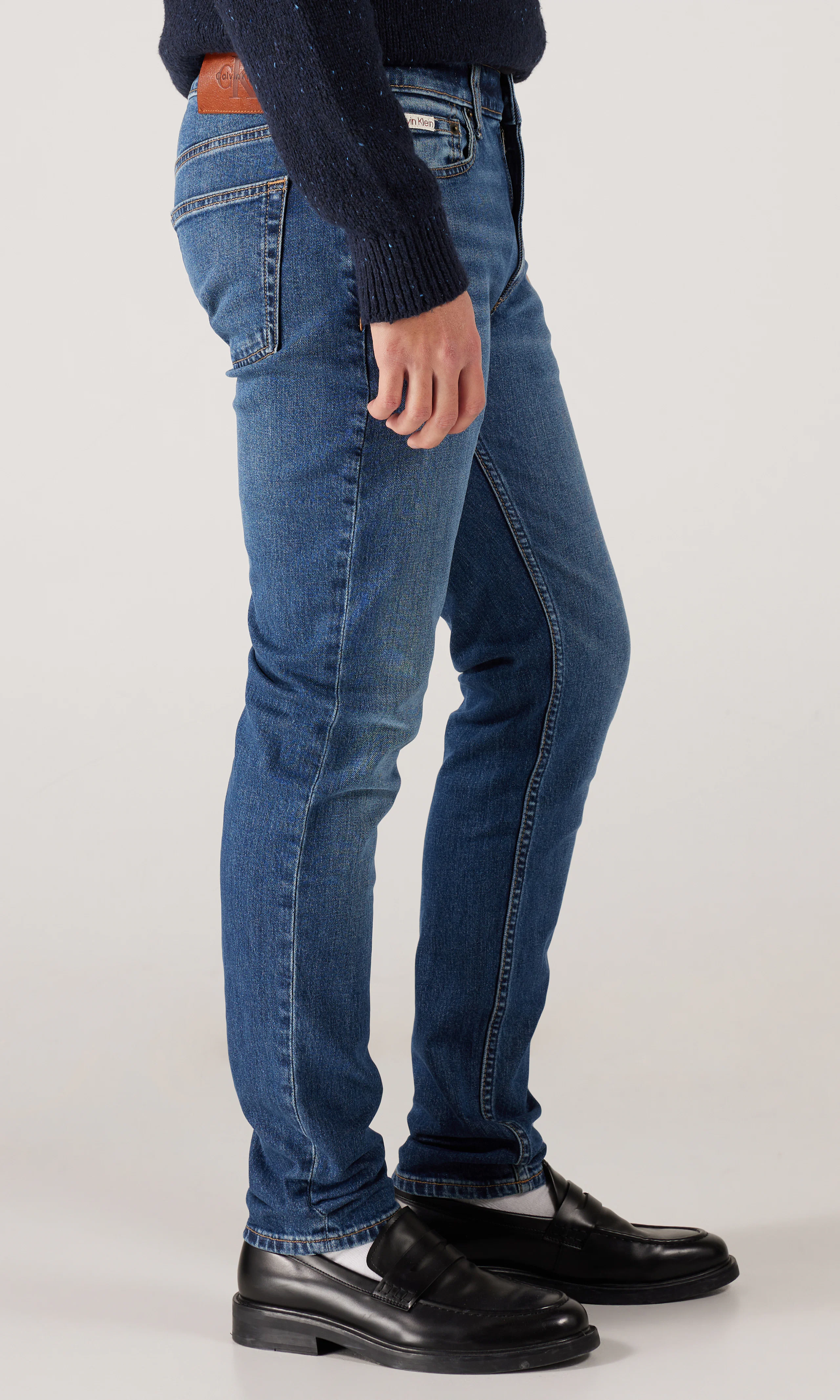 Slim Tapered Medium Blå Jeans. Front 2. Model.