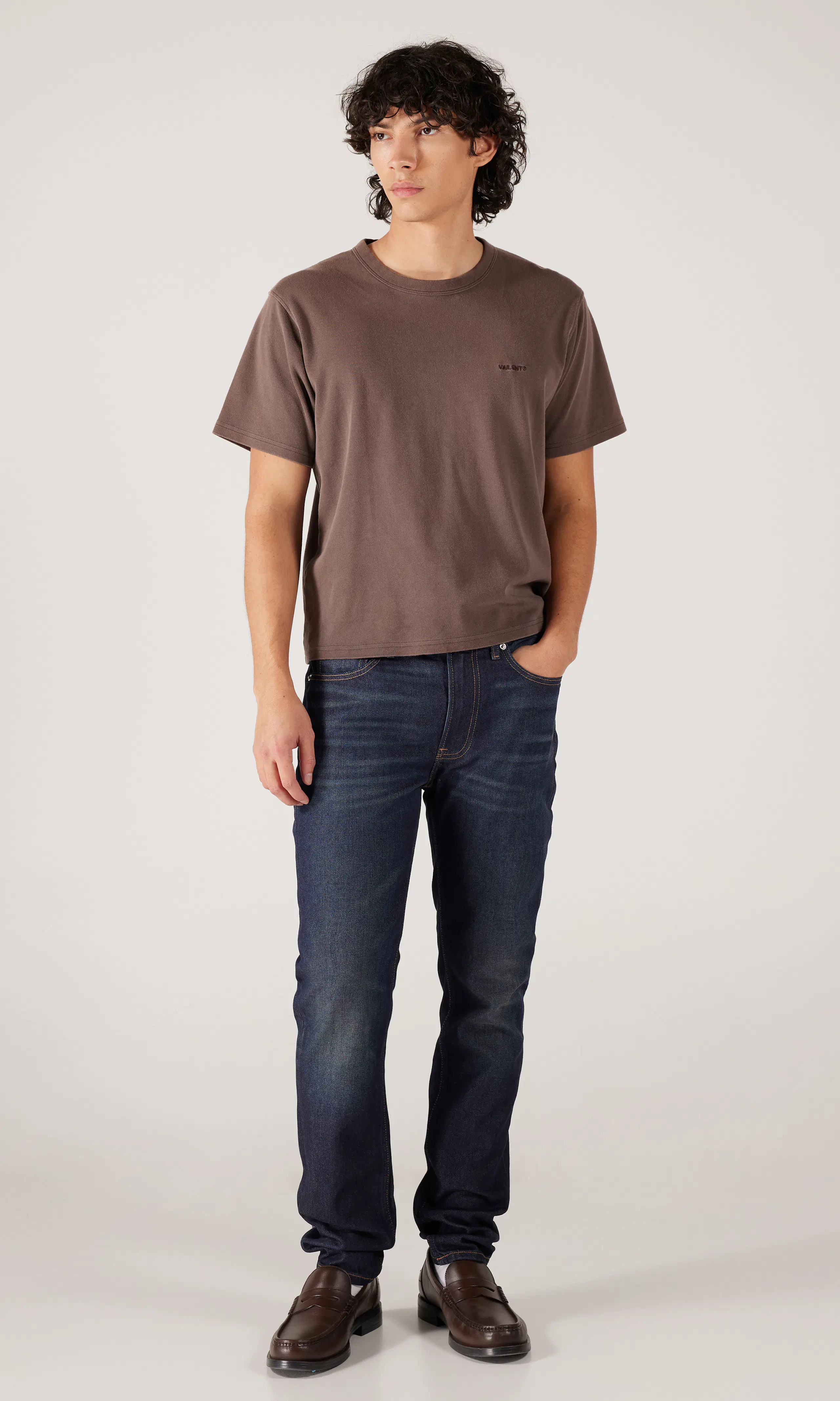 Slim Tapered Mörkblå Jeans. Front 1. Model.