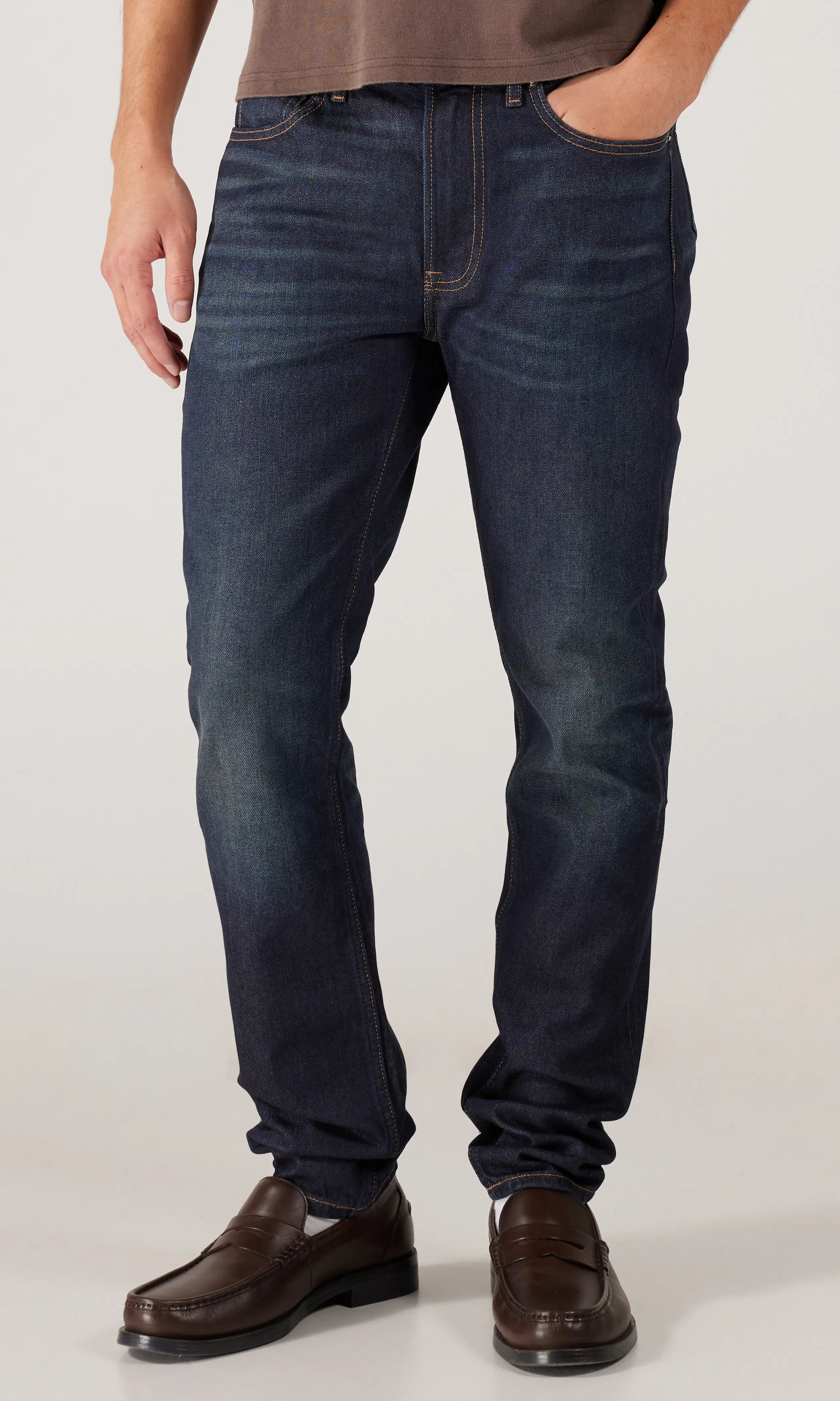 Slim Tapered Mörkblå Jeans. Front. Model.