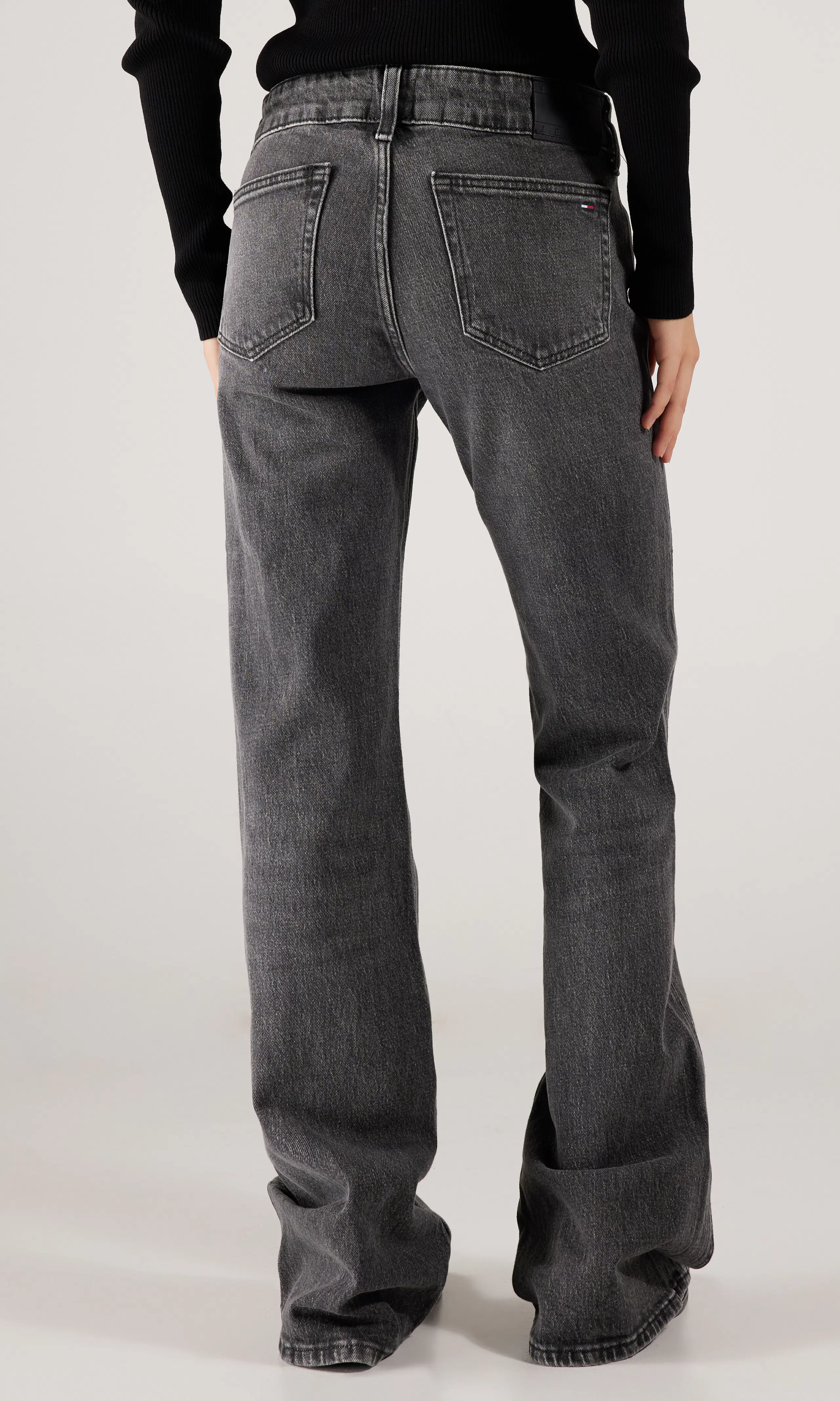 Sia Low Bootcut Mustat Farkut. Back. Model.
