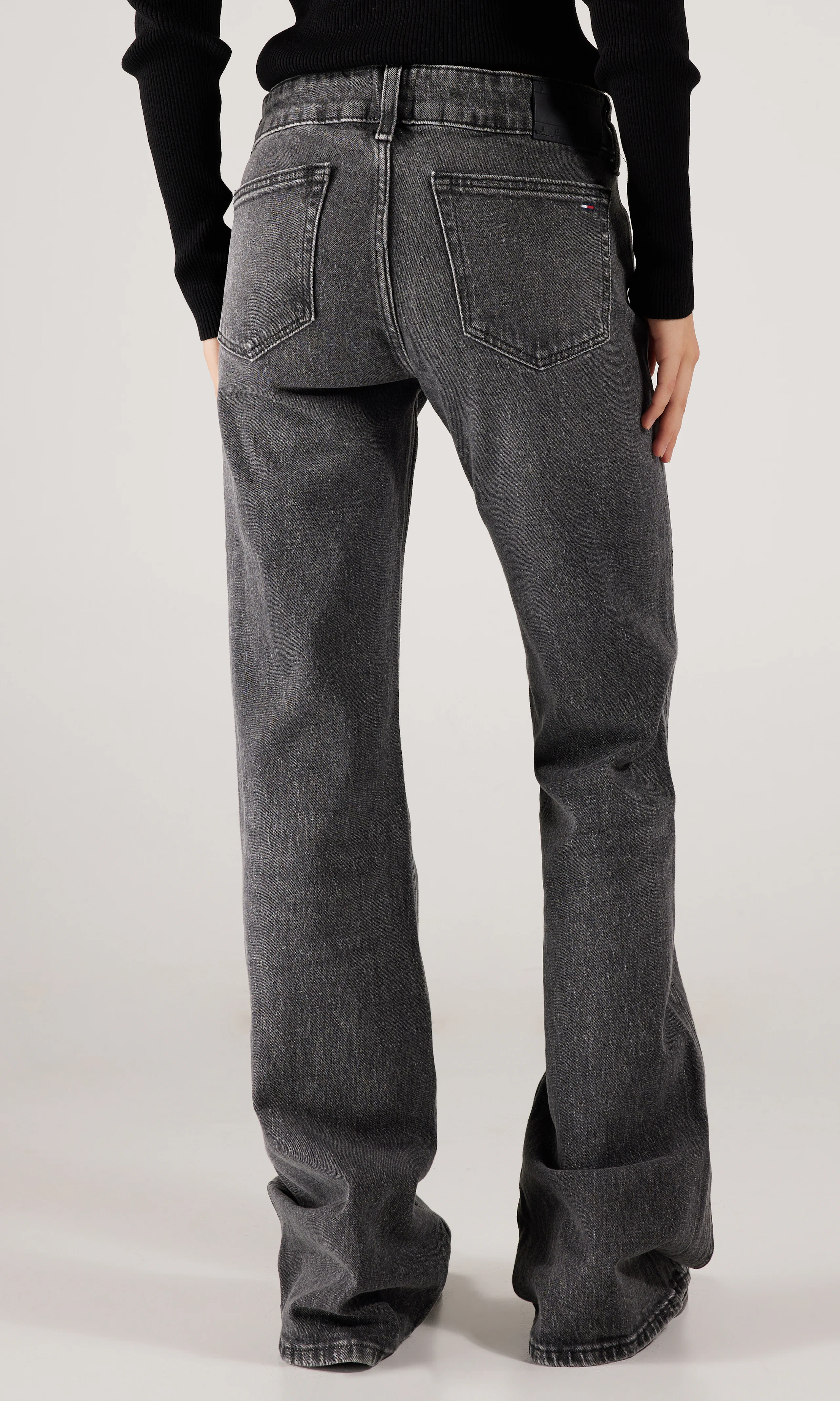 Sia Low Bootcut Mustat Farkut. Back. Model.