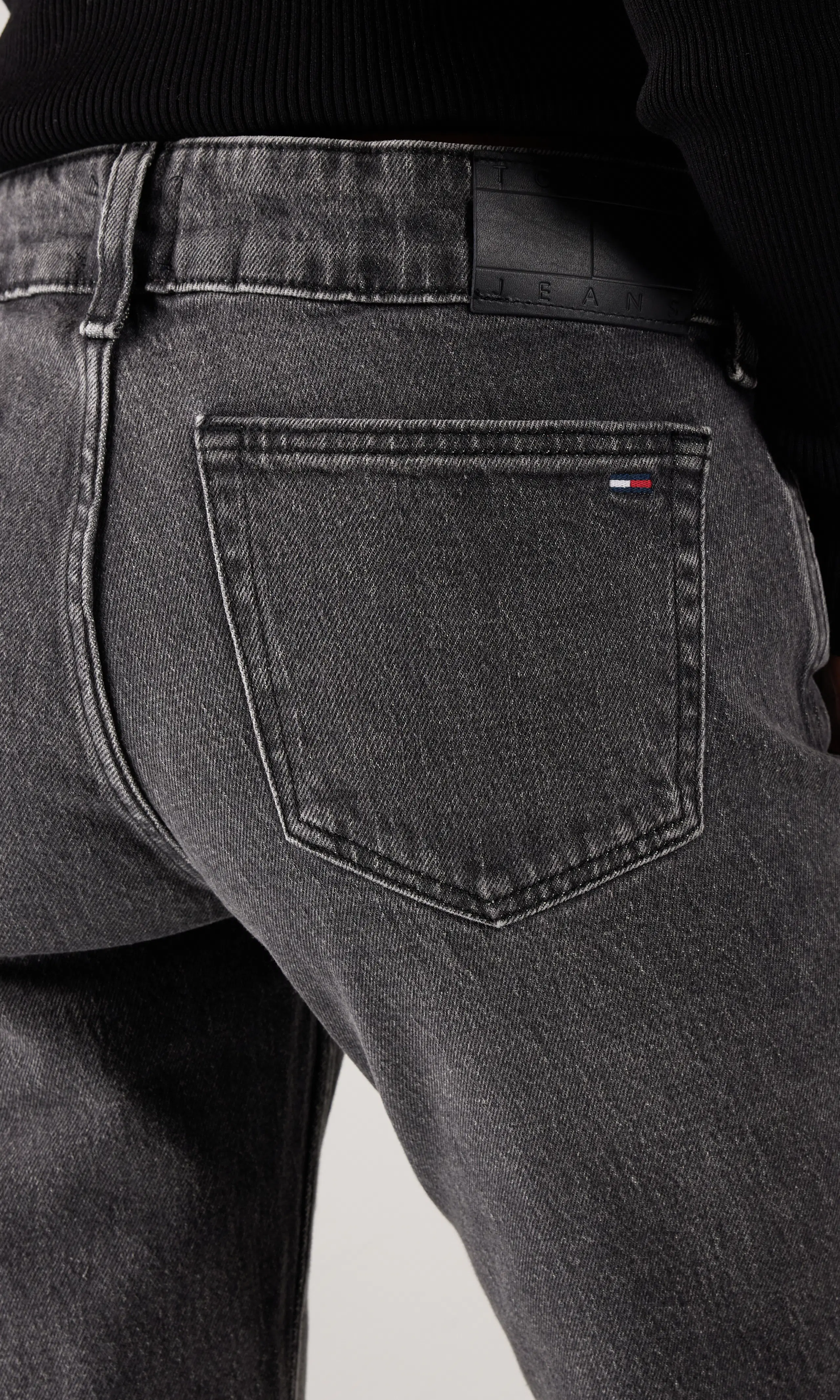 Sia Low Bootcut Mustat Farkut. Detail 1. Model.