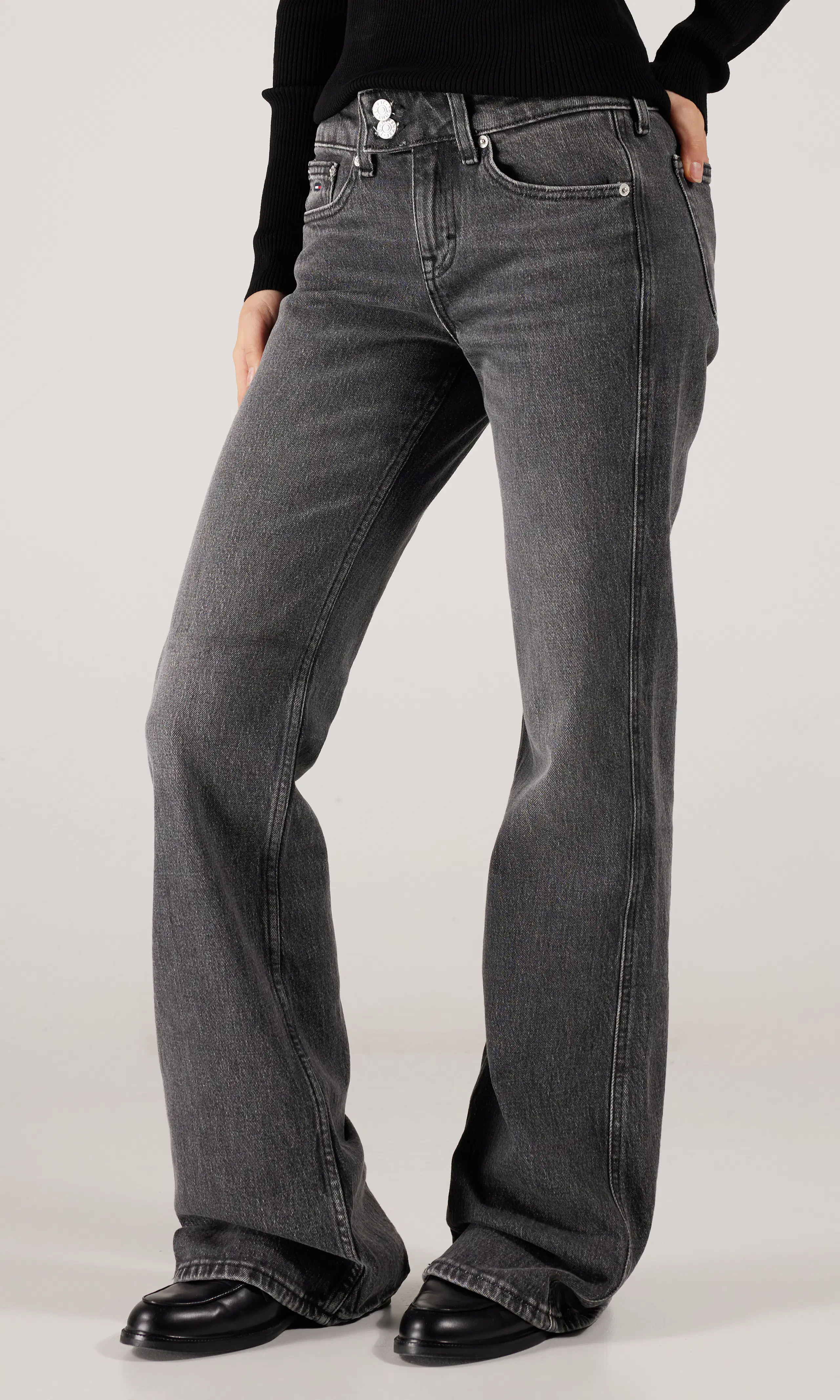 Sia Low Bootcut Mustat Farkut. Front. Model.