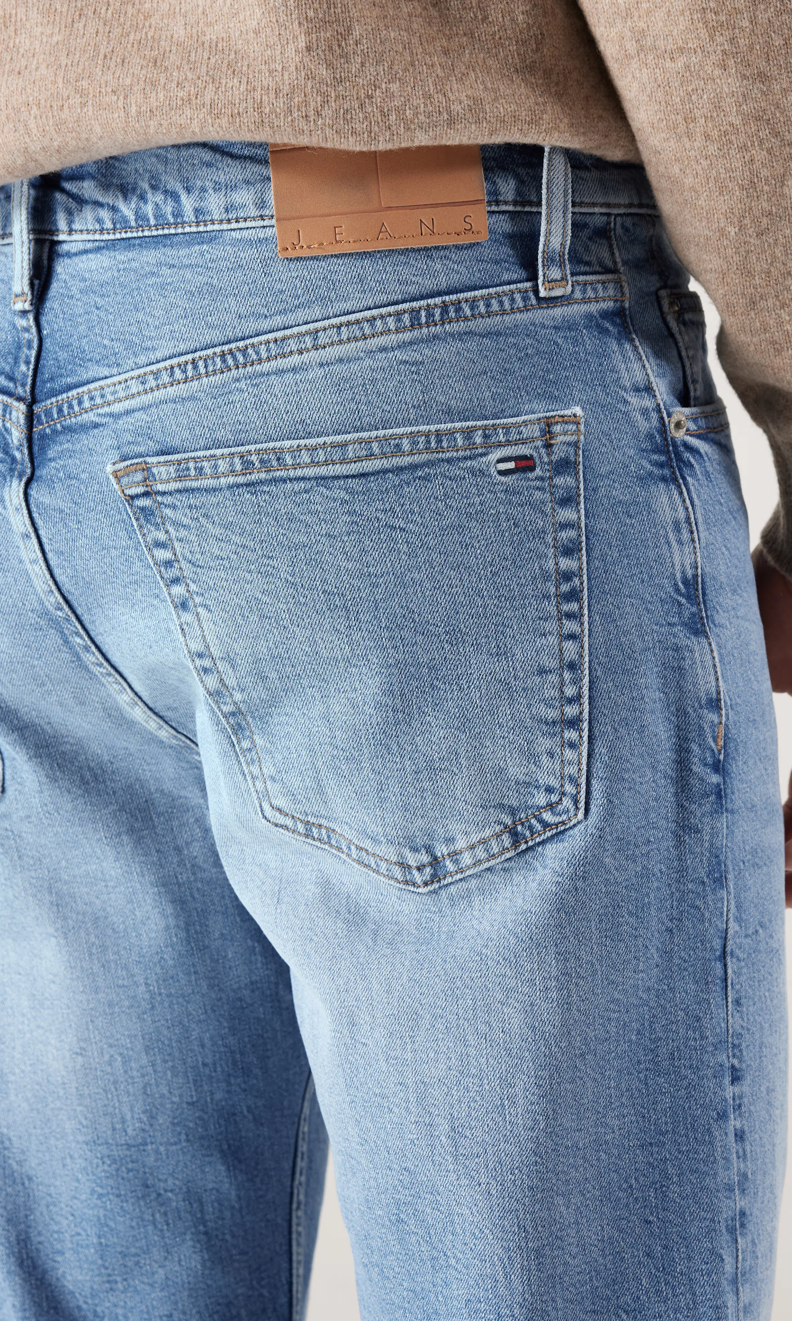 Robbie Relaxed Bootcut Ljusblå Jeans. Detail 1. Model.