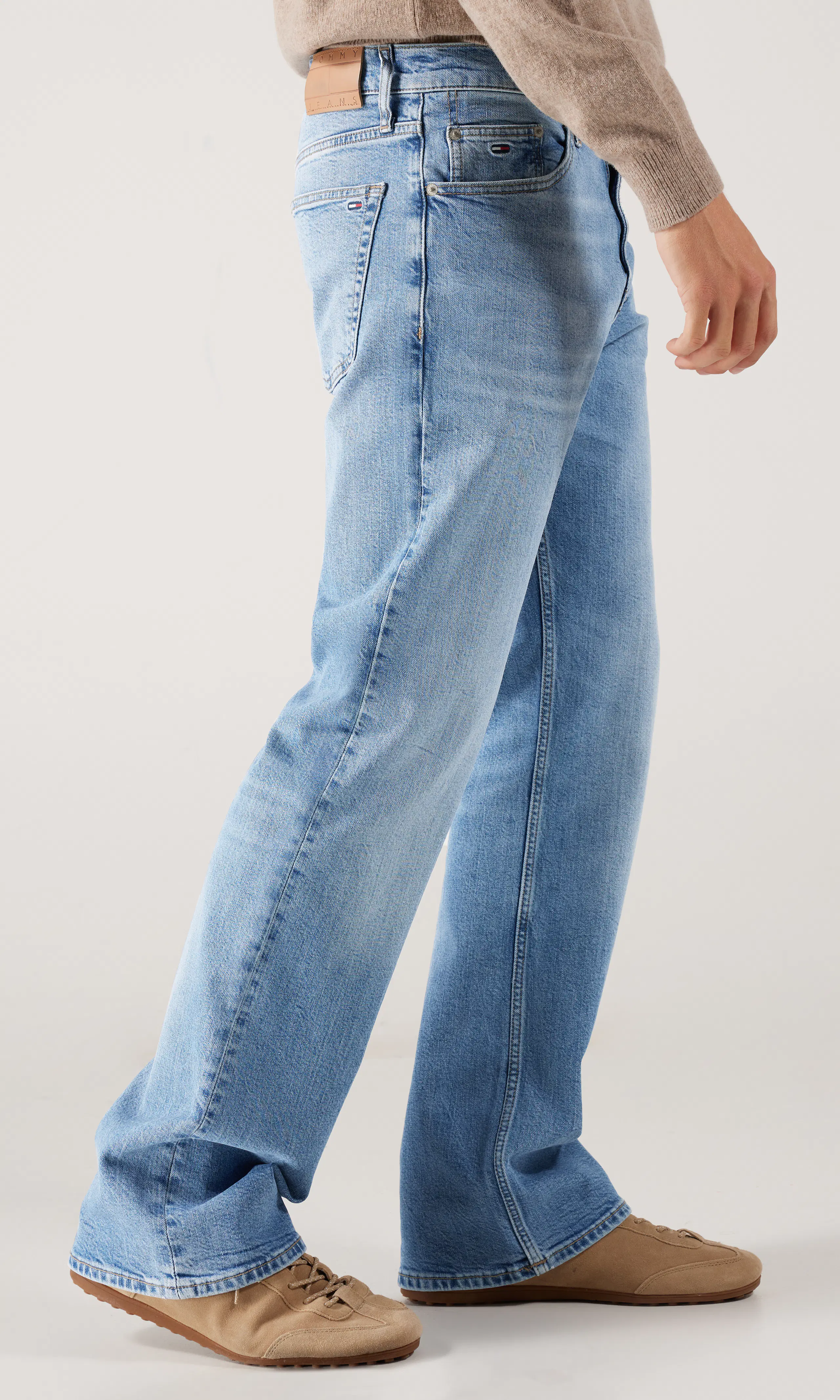 Robbie Relaxed Bootcut Ljusblå Jeans. Front 2. Model.