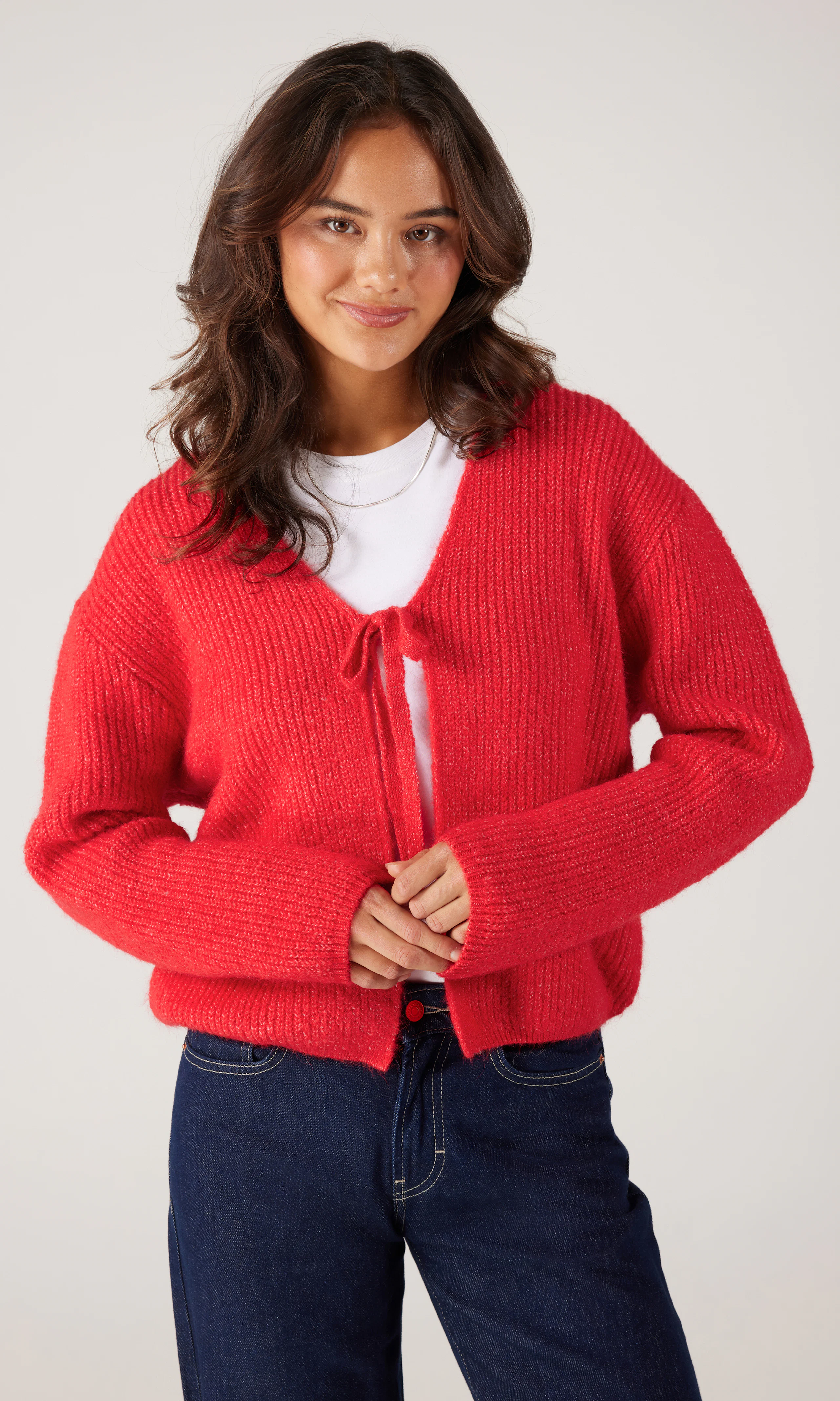 Pia Stickad Cardigan. Front. Model.