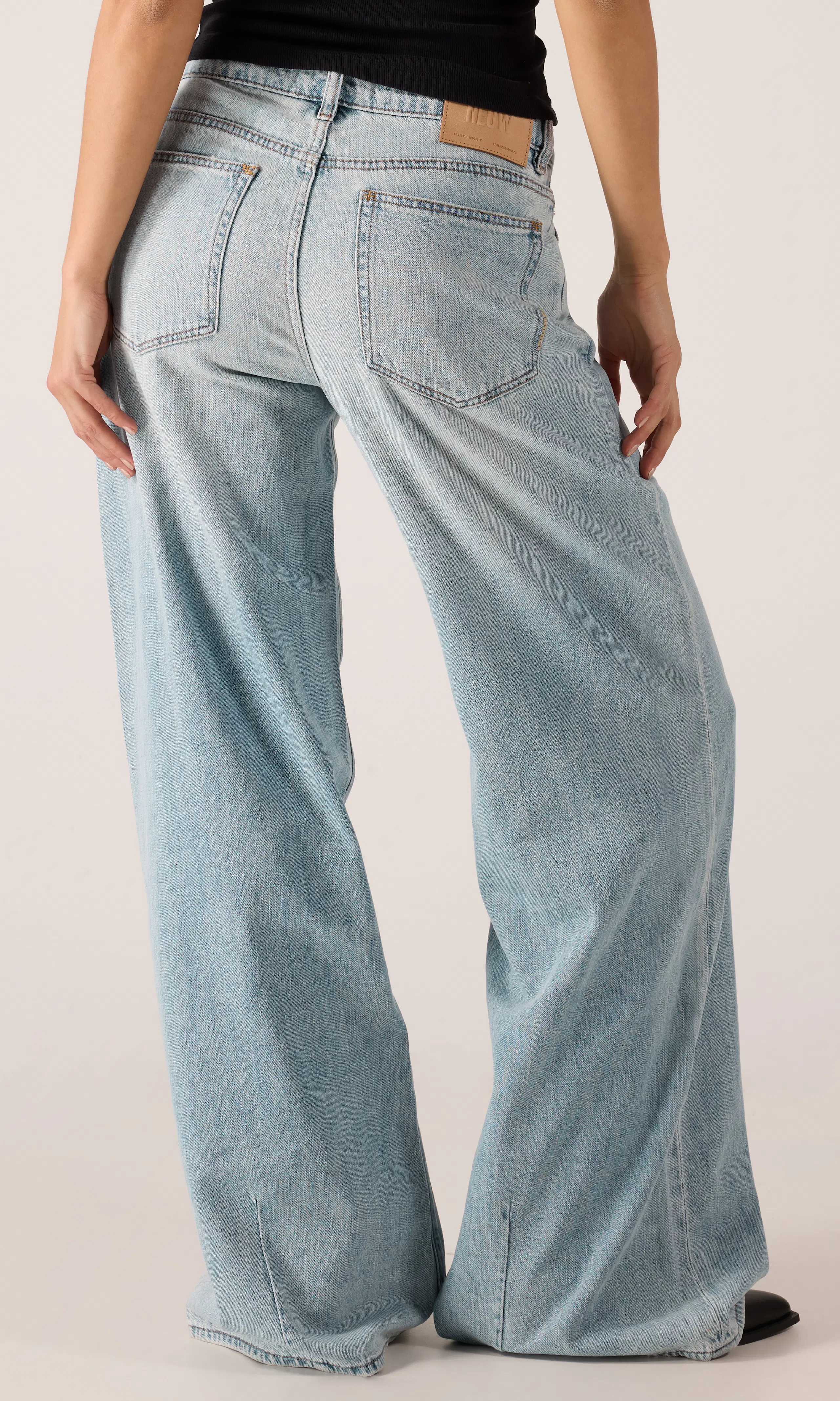 Milla Wide Ljusblå Jeans. Back. Model.