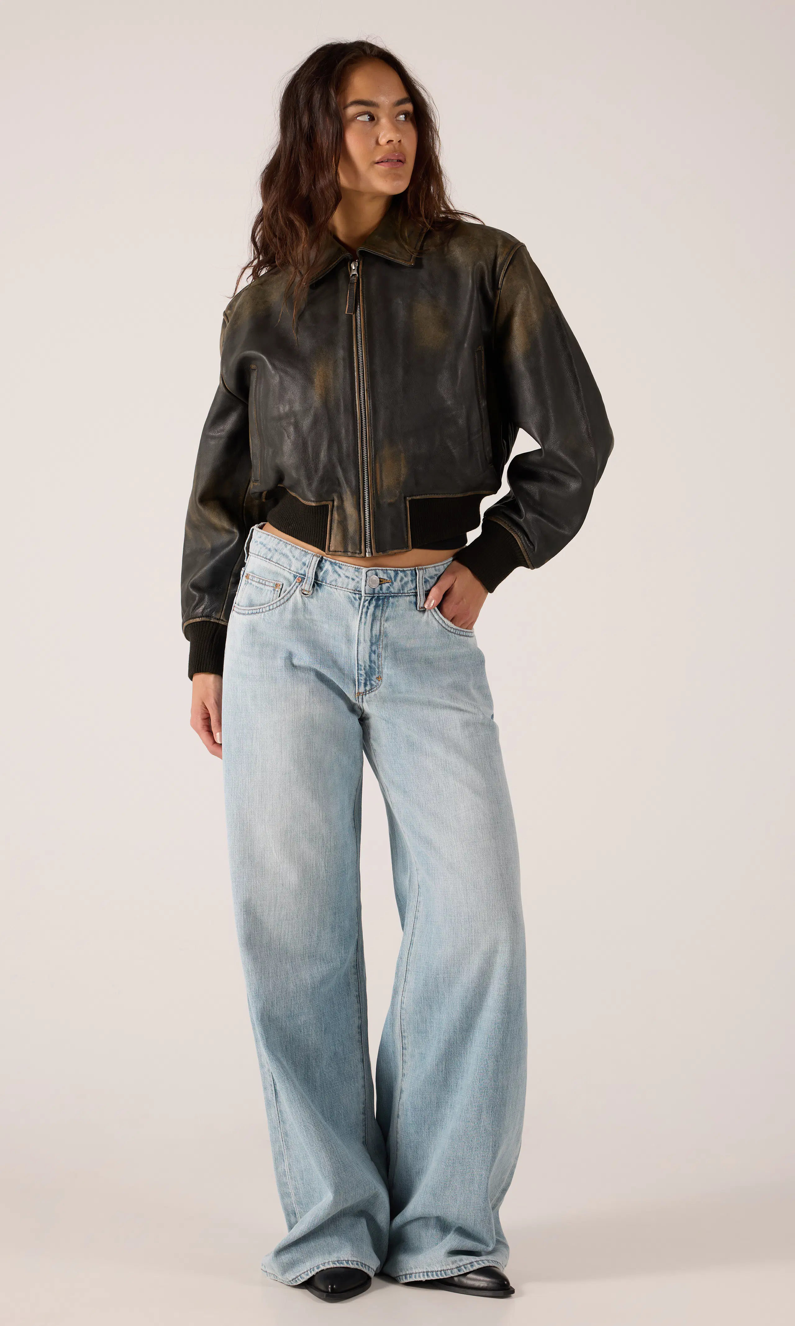 Milla Wide Ljusblå Jeans. Front 1. Model.