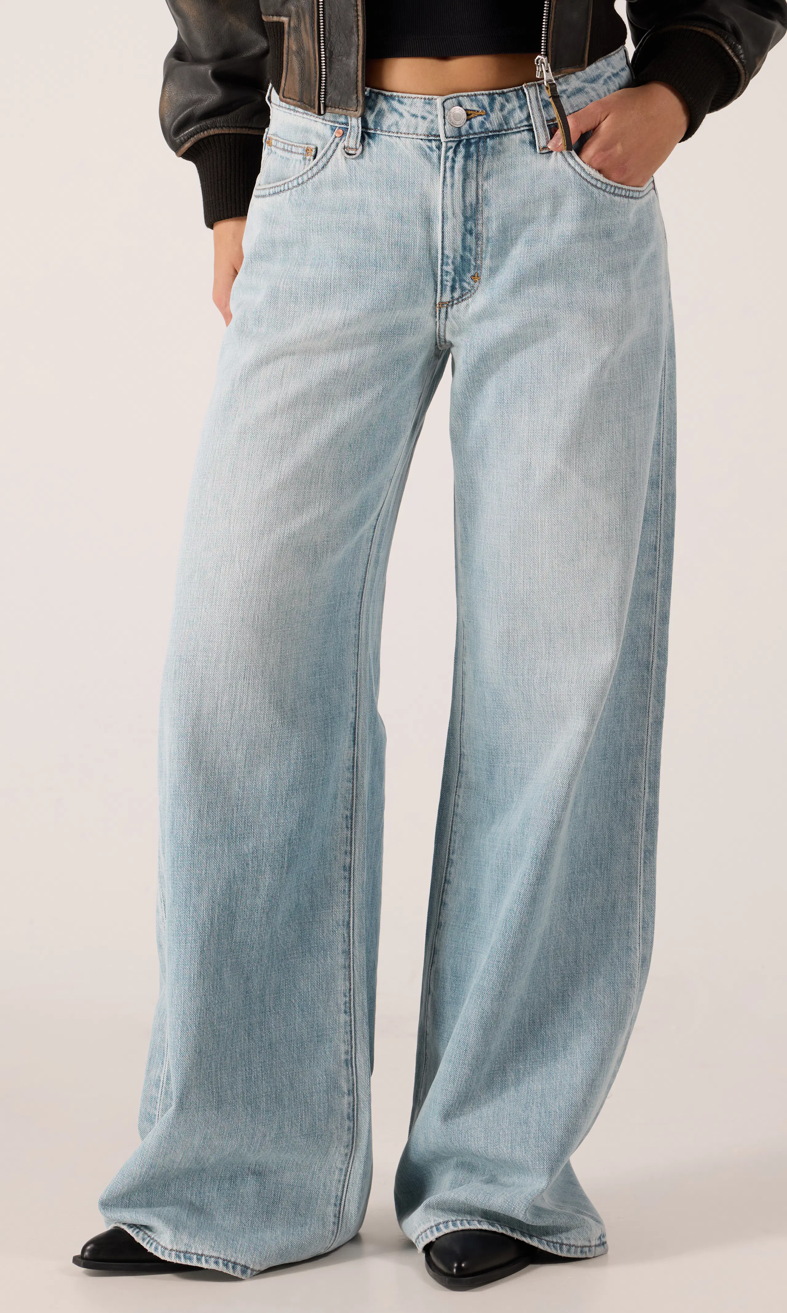 Milla Wide Ljusblå Jeans. Front. Model.