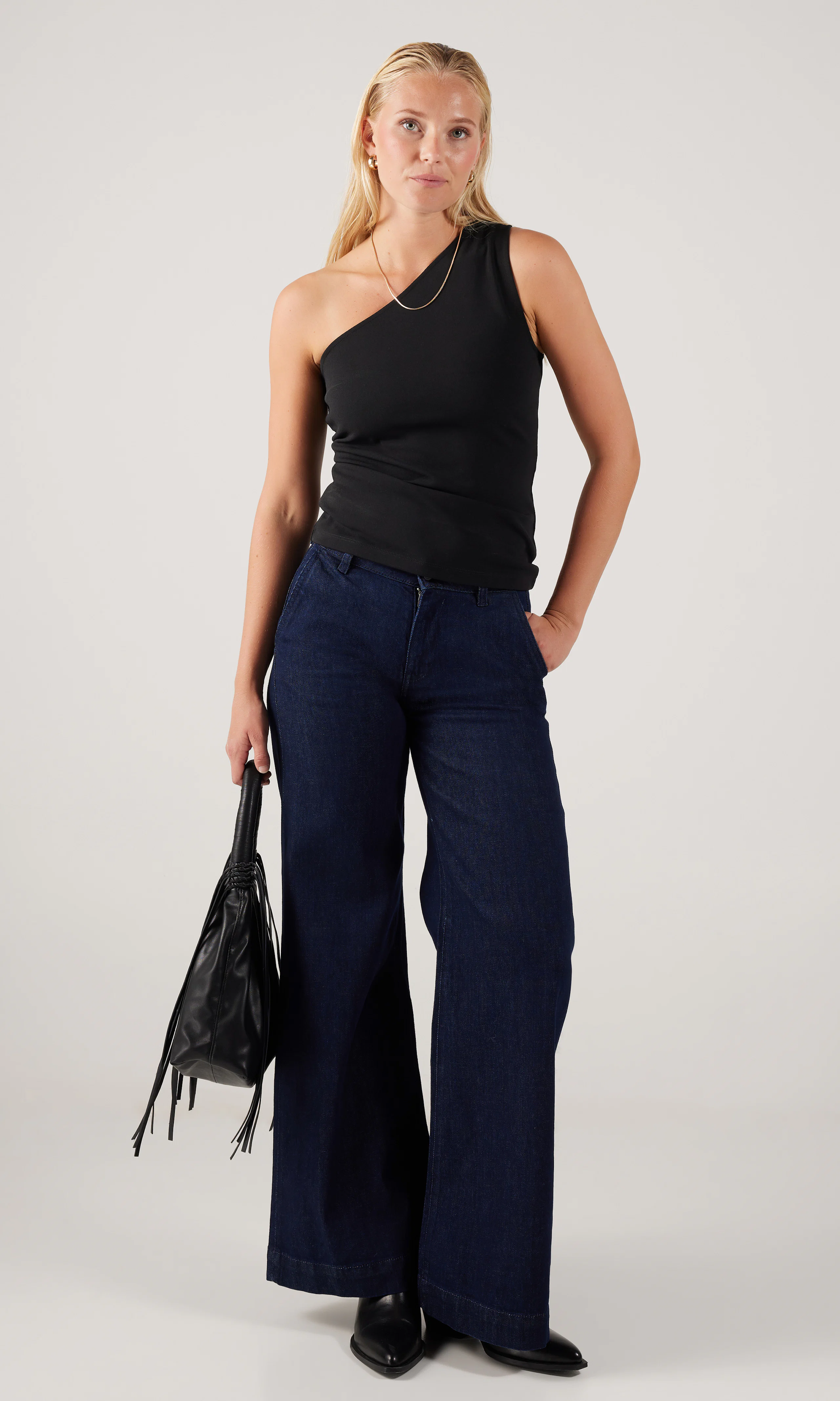 One-shoulder Toppi. Front 1. Model.