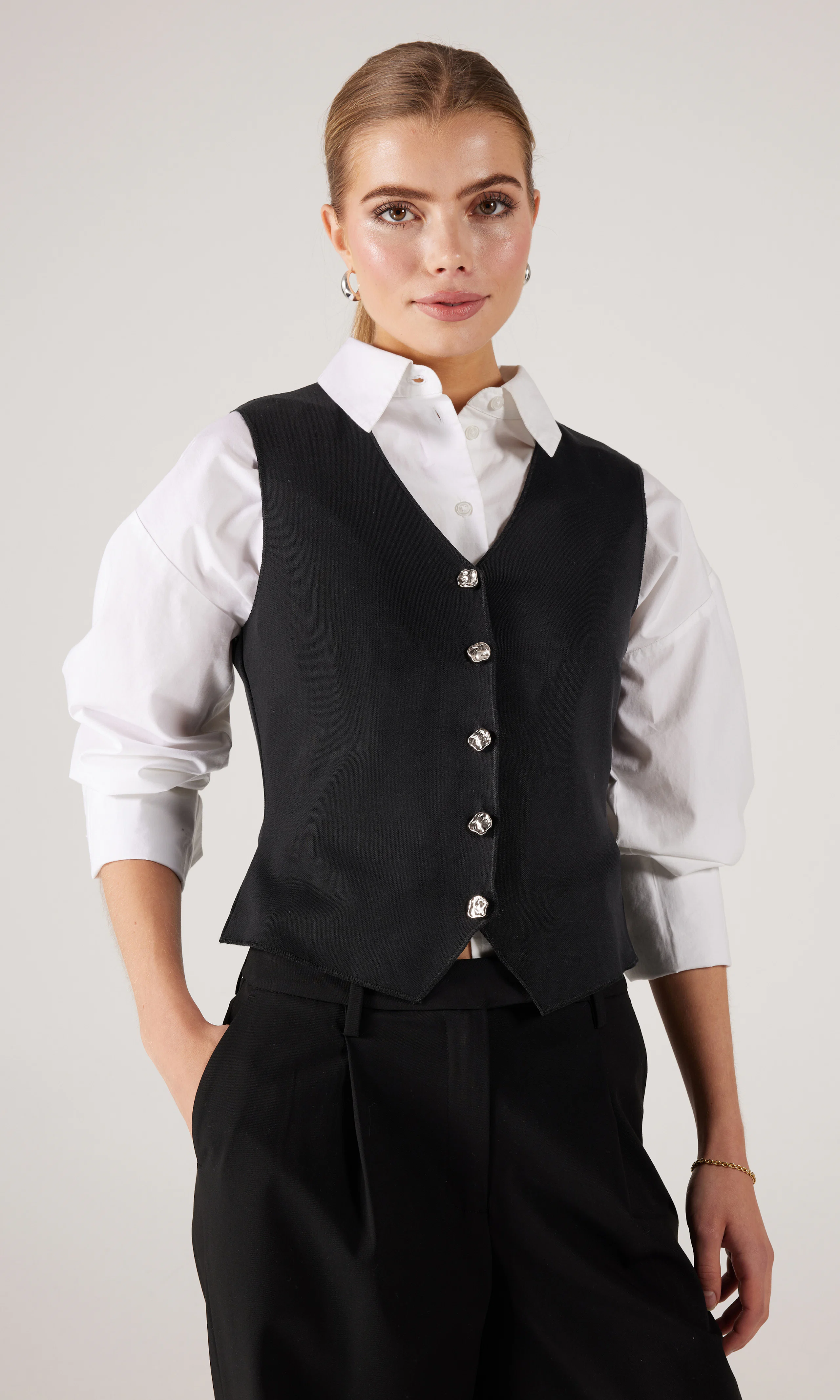 Molly Väst. Front 1. Model.