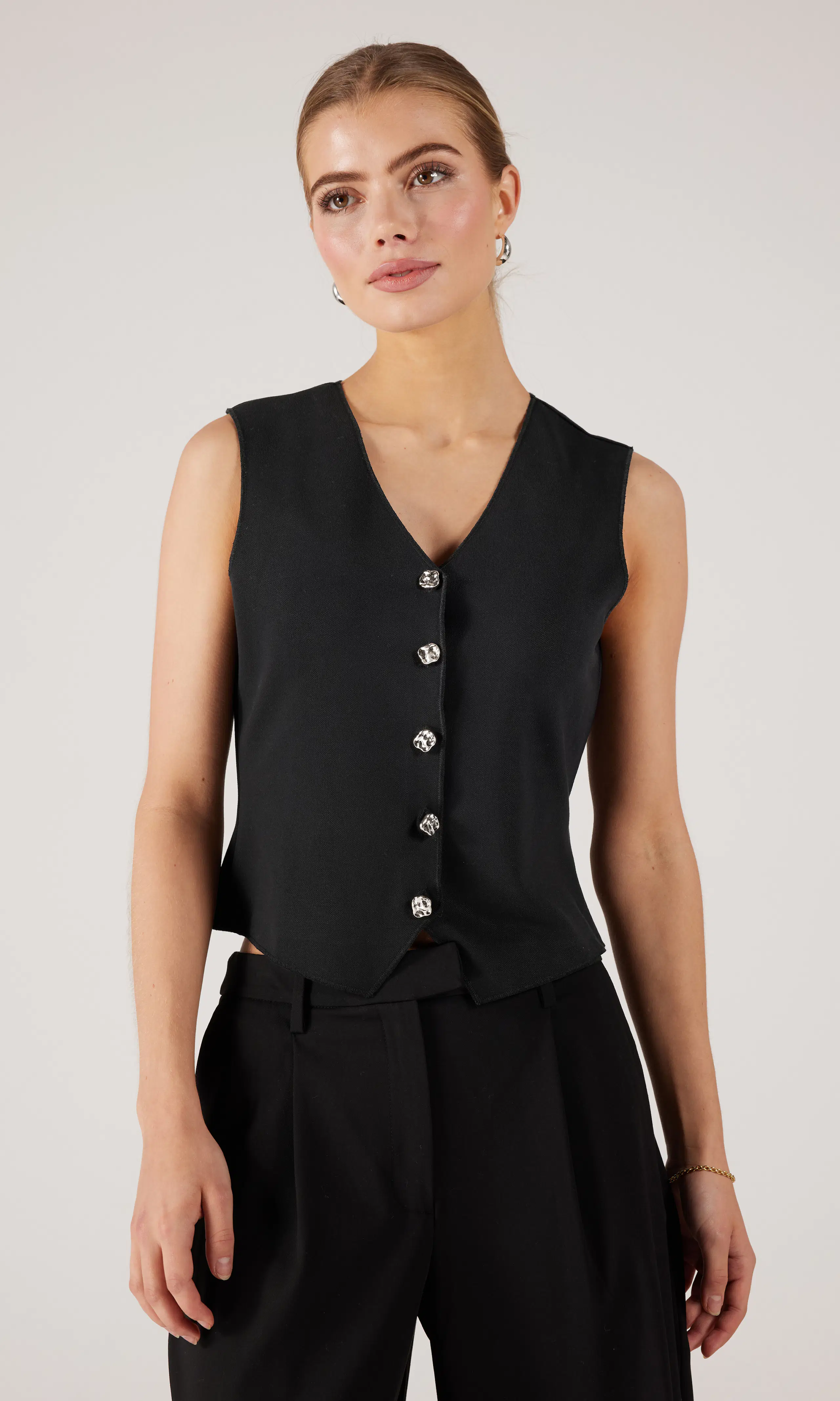 Molly Väst. Front. Model.