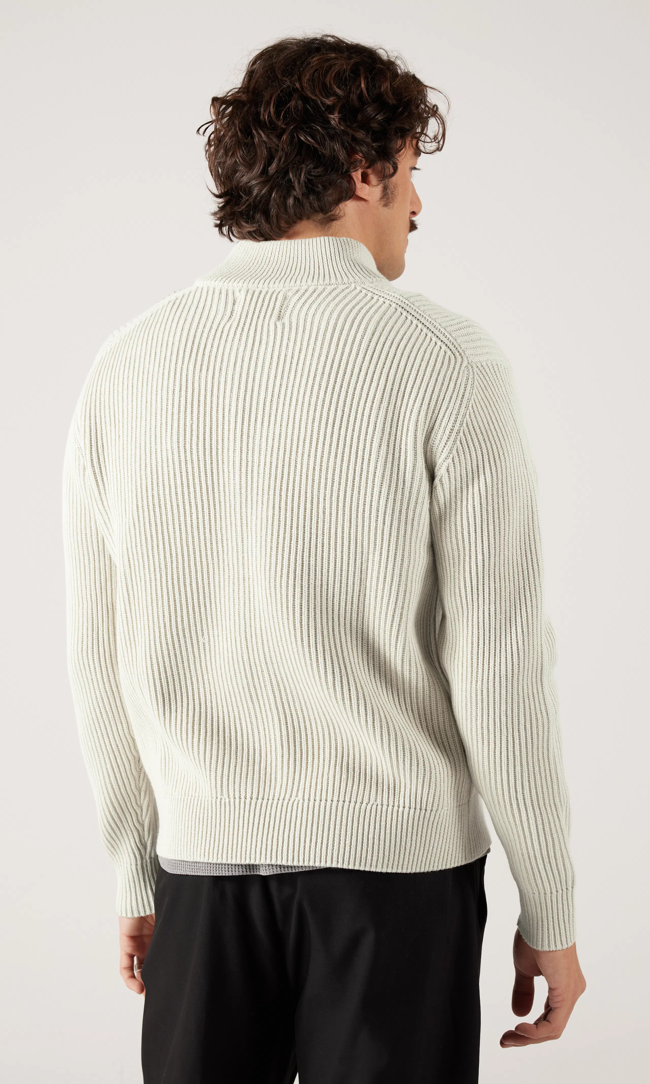 Spring Zip Stickad Cardigan. Back. Model.