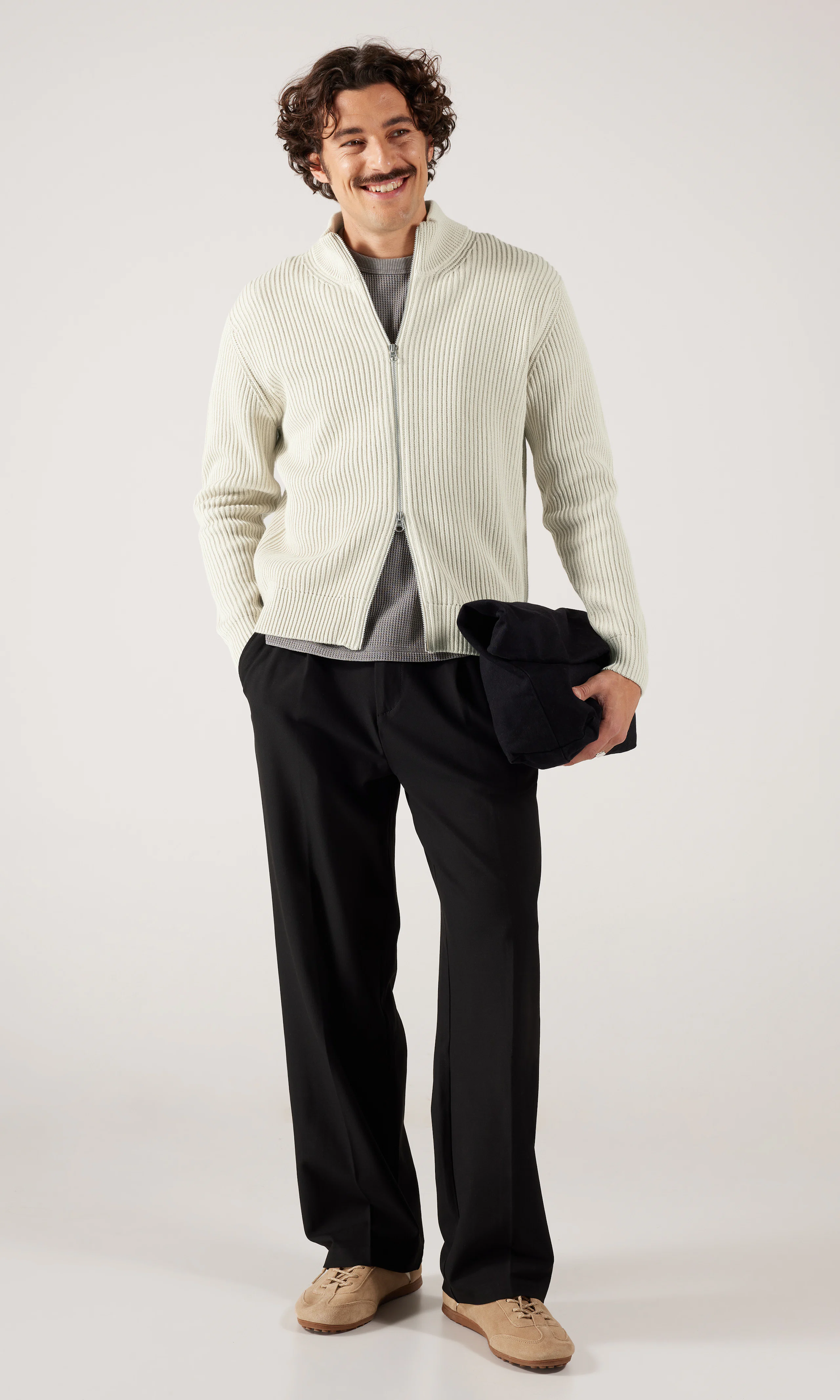 Spring Zip Stickad Cardigan. Front 1. Model.