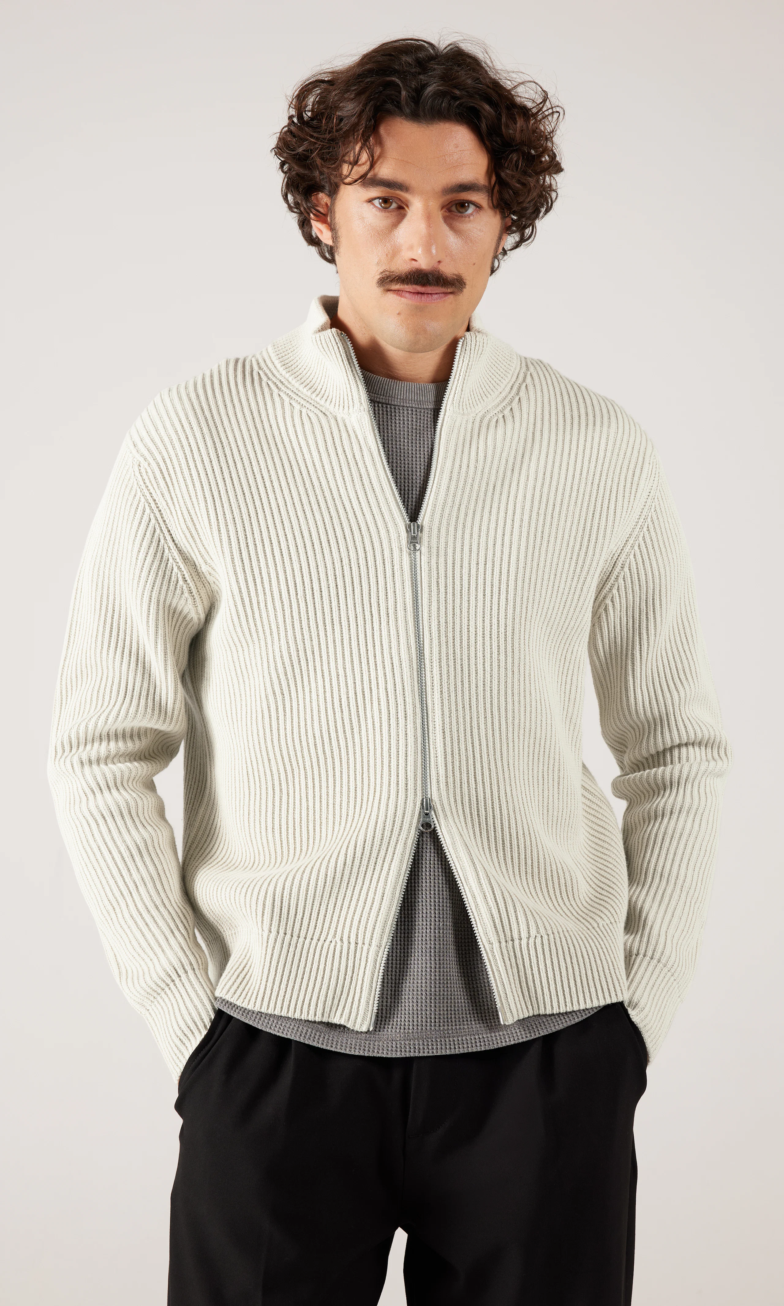 Spring Zip Stickad Cardigan. Front. Model.