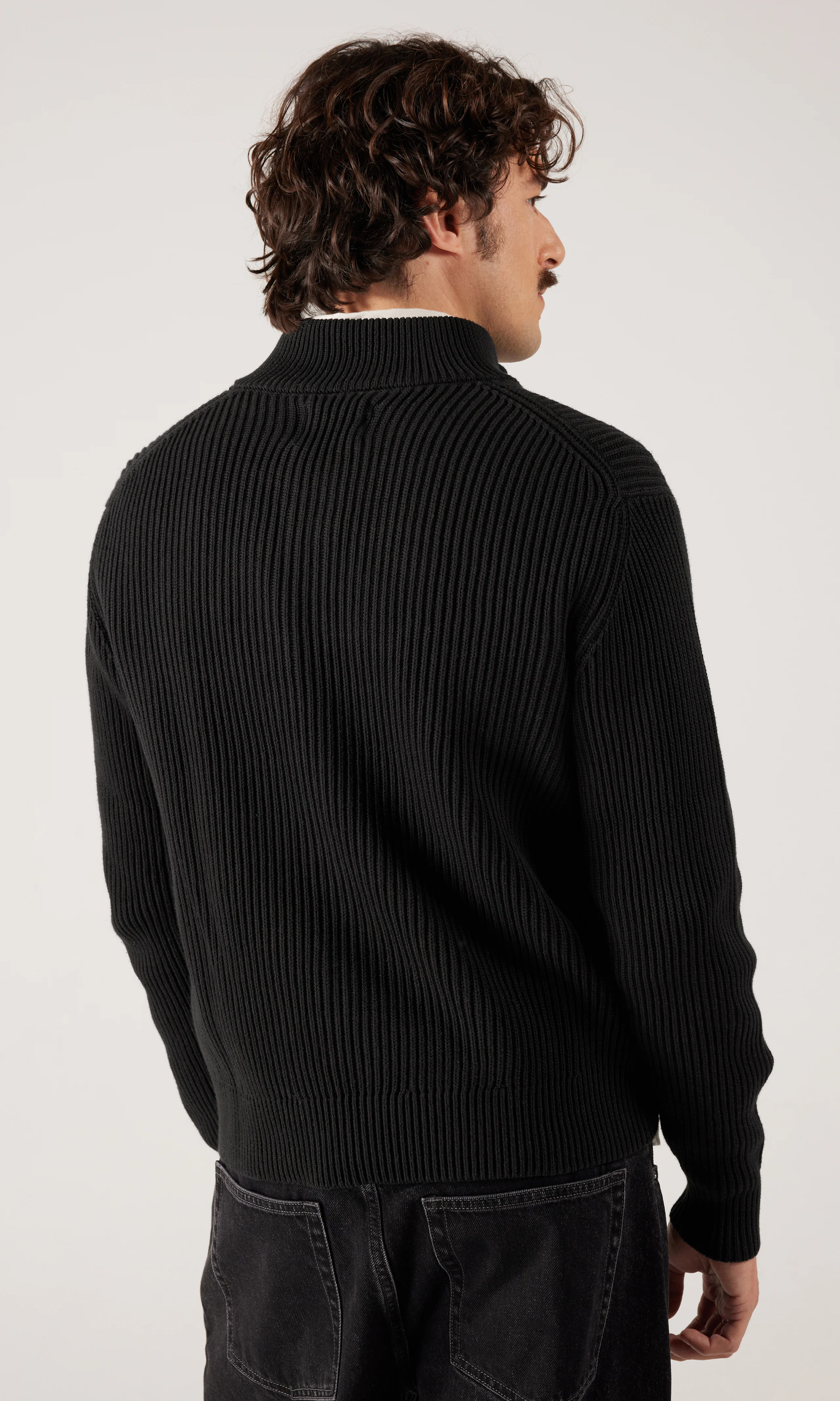 Spring Zip Stickad Cardigan. Back. Model.