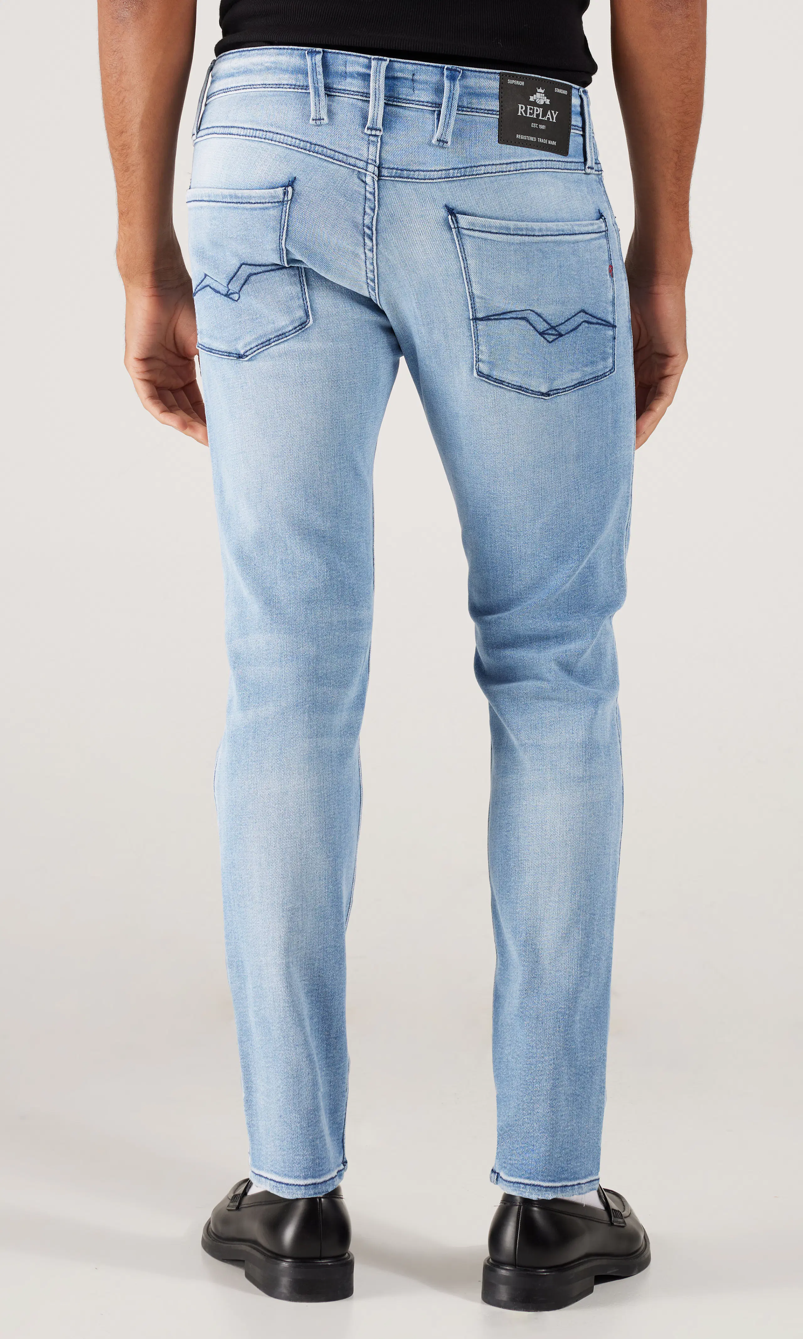 Anbass Ljusblå Jeans. Back. Model.