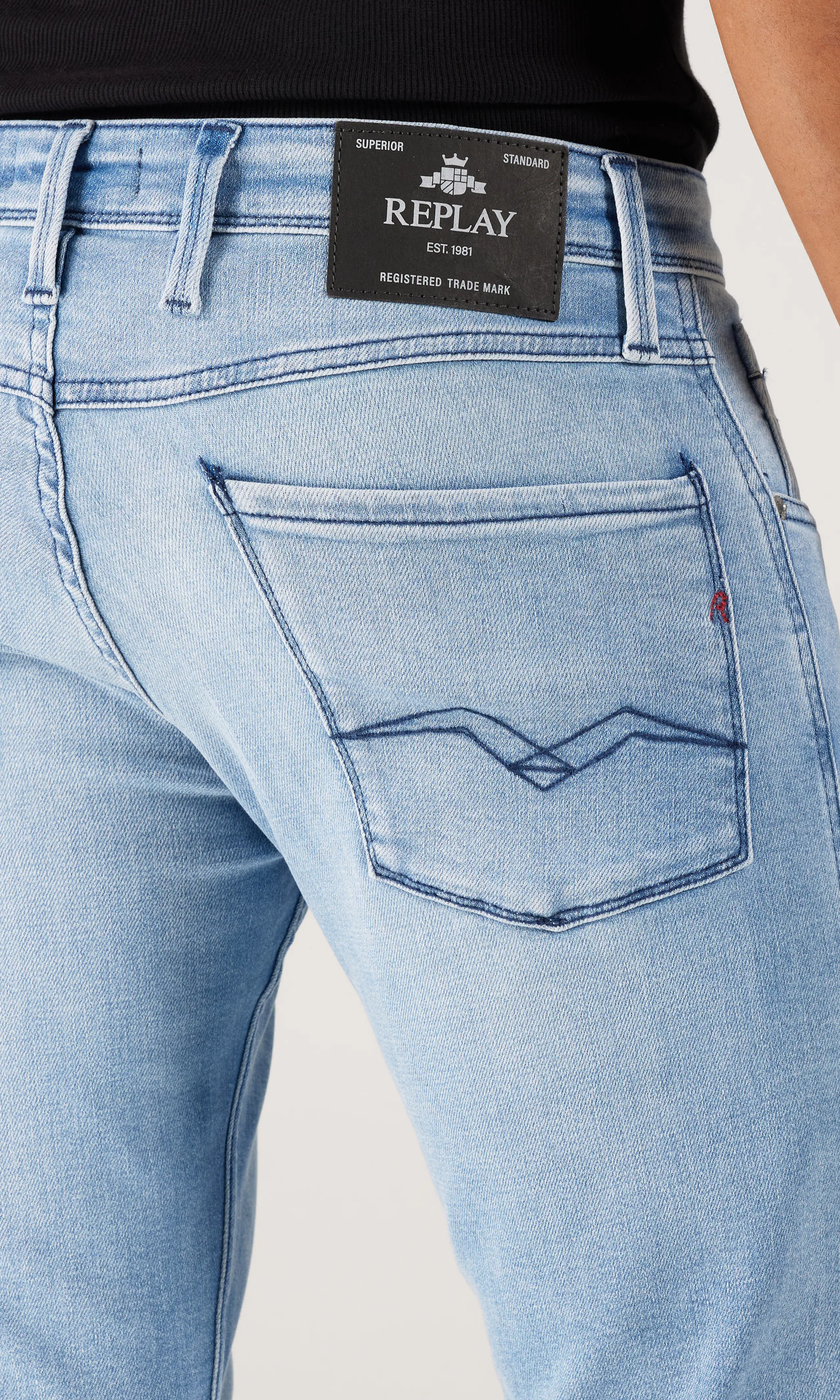 Anbass Ljusblå Jeans. Detail 1. Model.