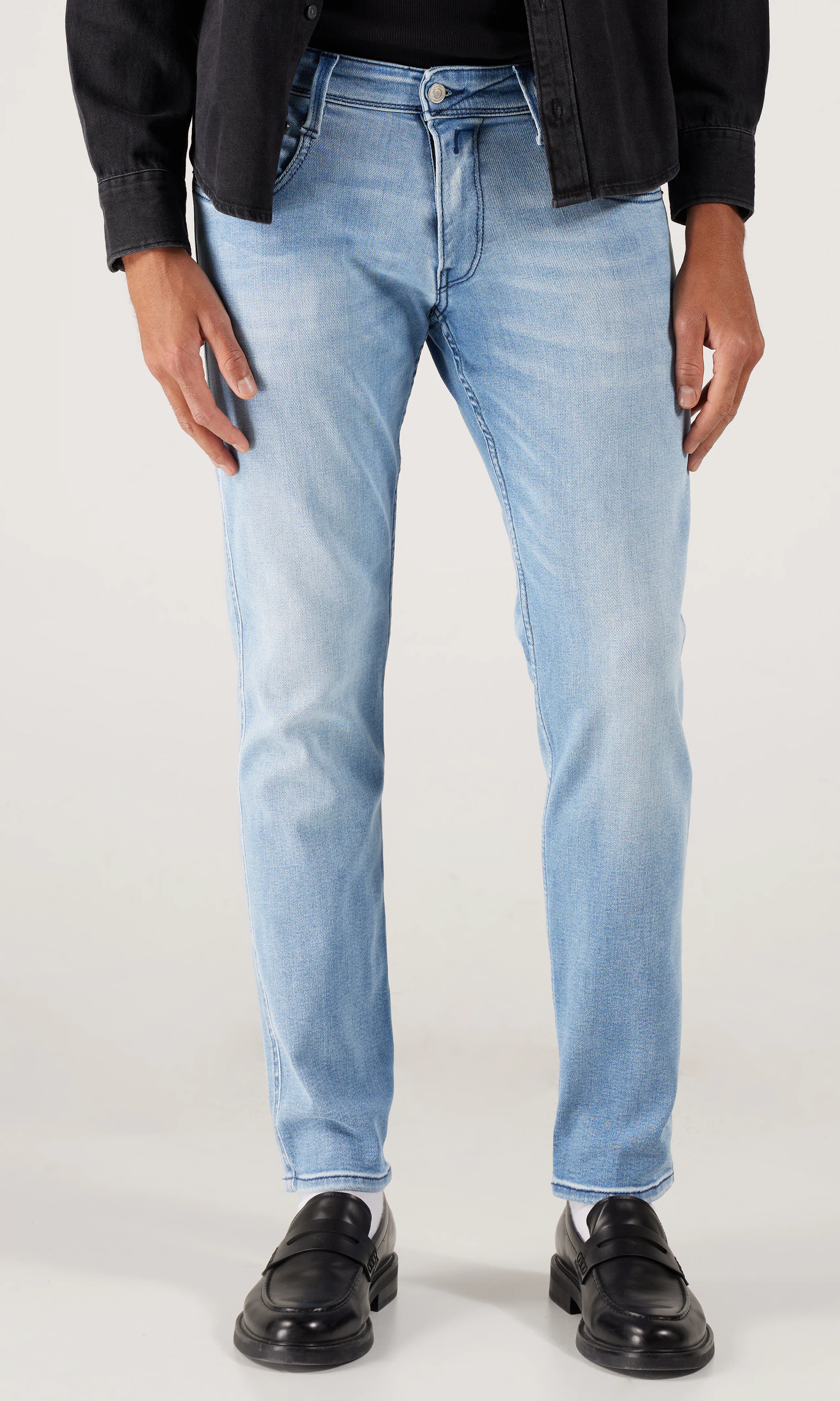 Anbass Ljusblå Jeans. Front. Model.