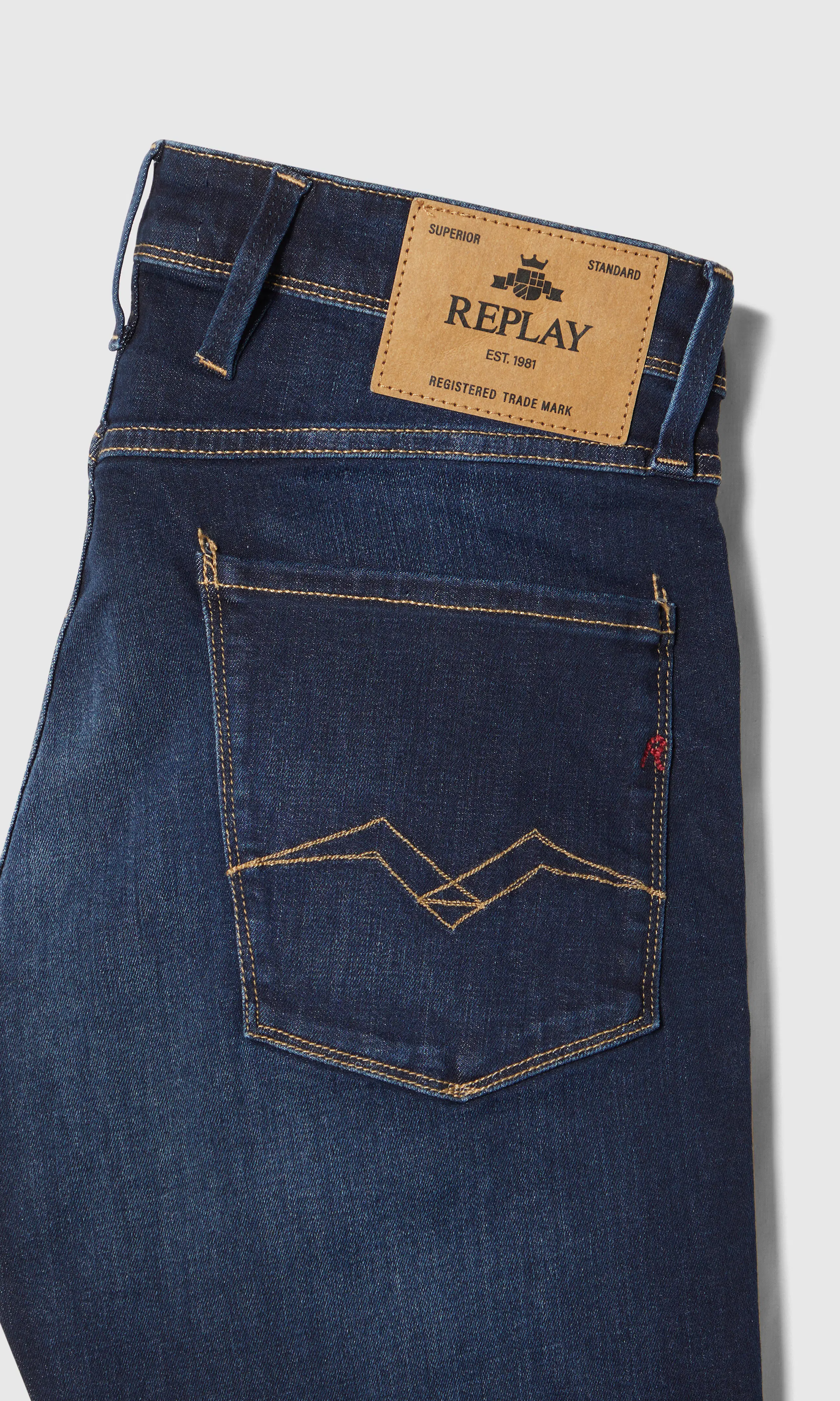 Anbass Power Stretch Mörkblå Jeans. Detail 1. Flat.