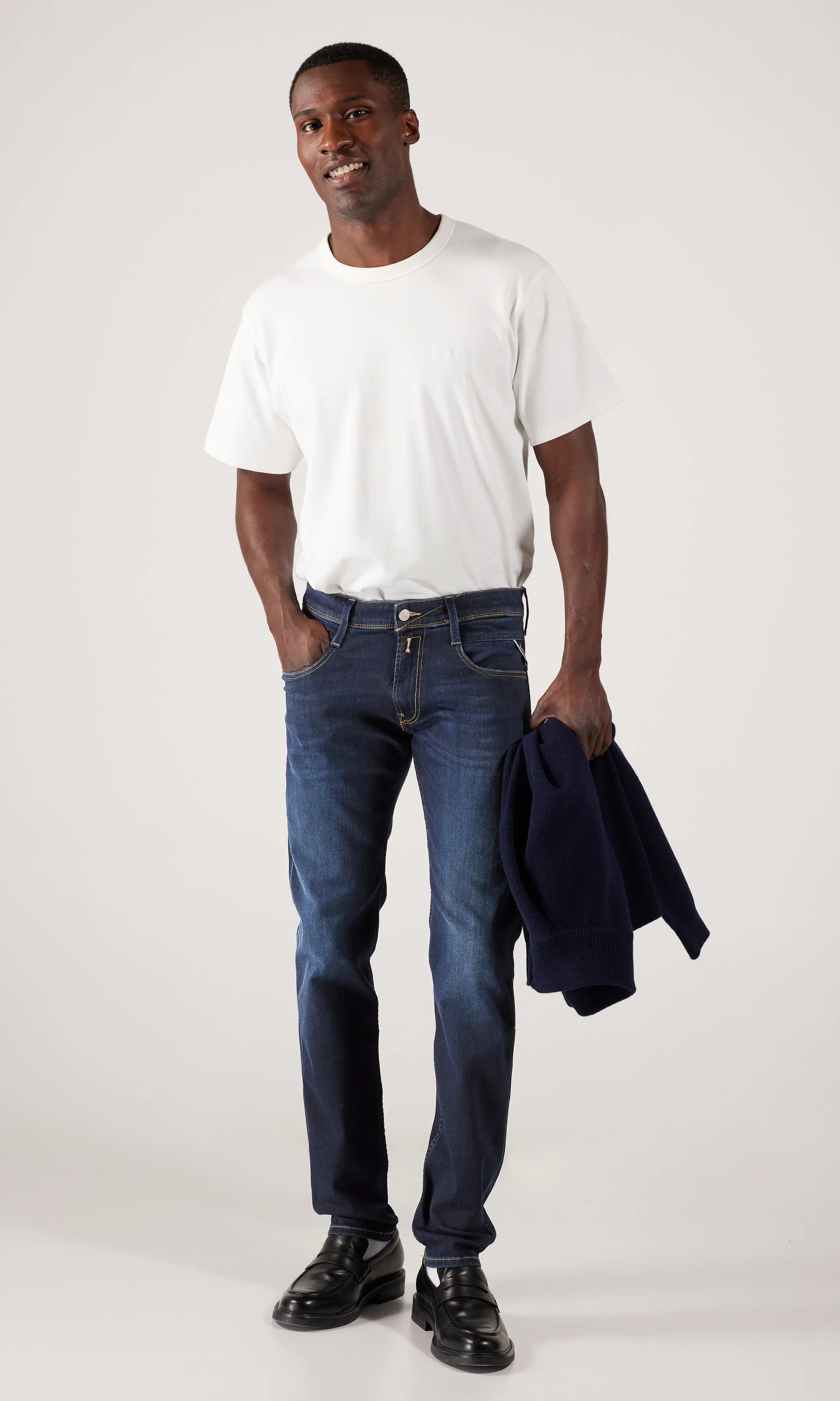 Anbass Power Stretch Mörkblå Jeans. Front 1. Model.