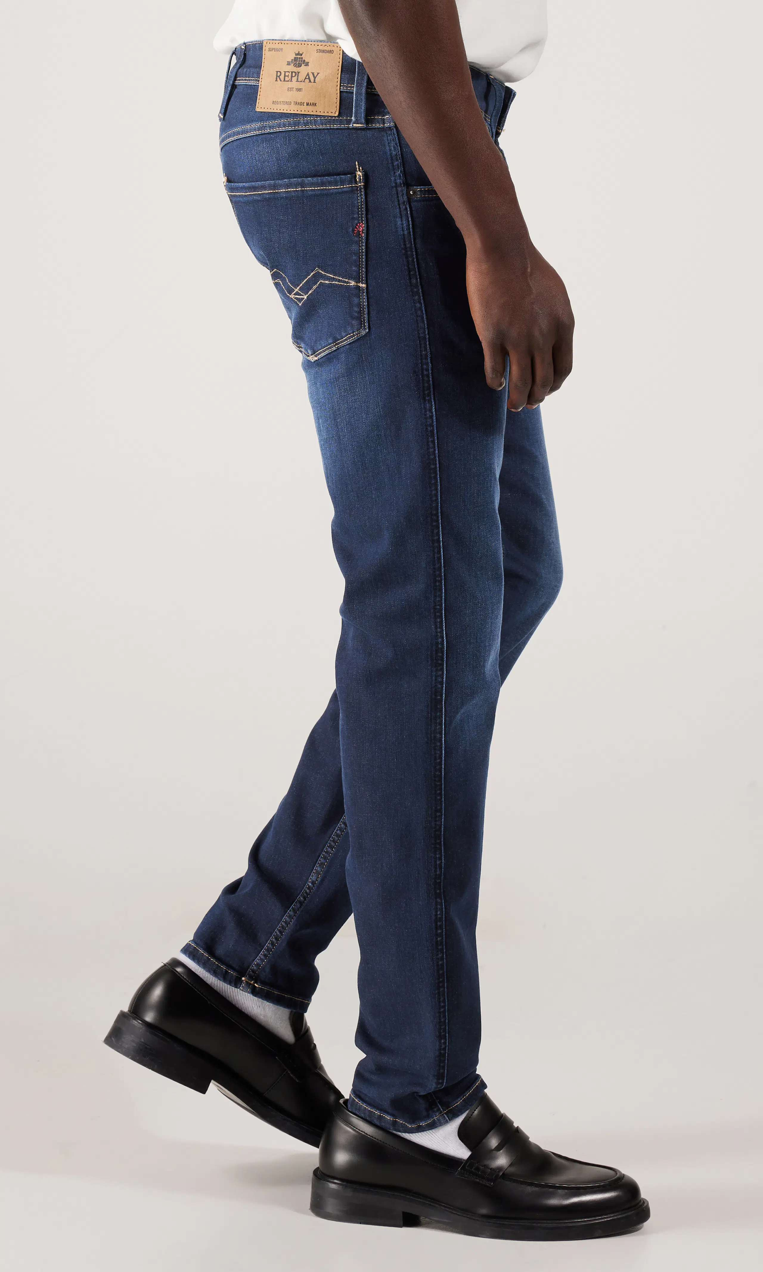 Anbass Power Stretch Mörkblå Jeans. Front 2. Model.