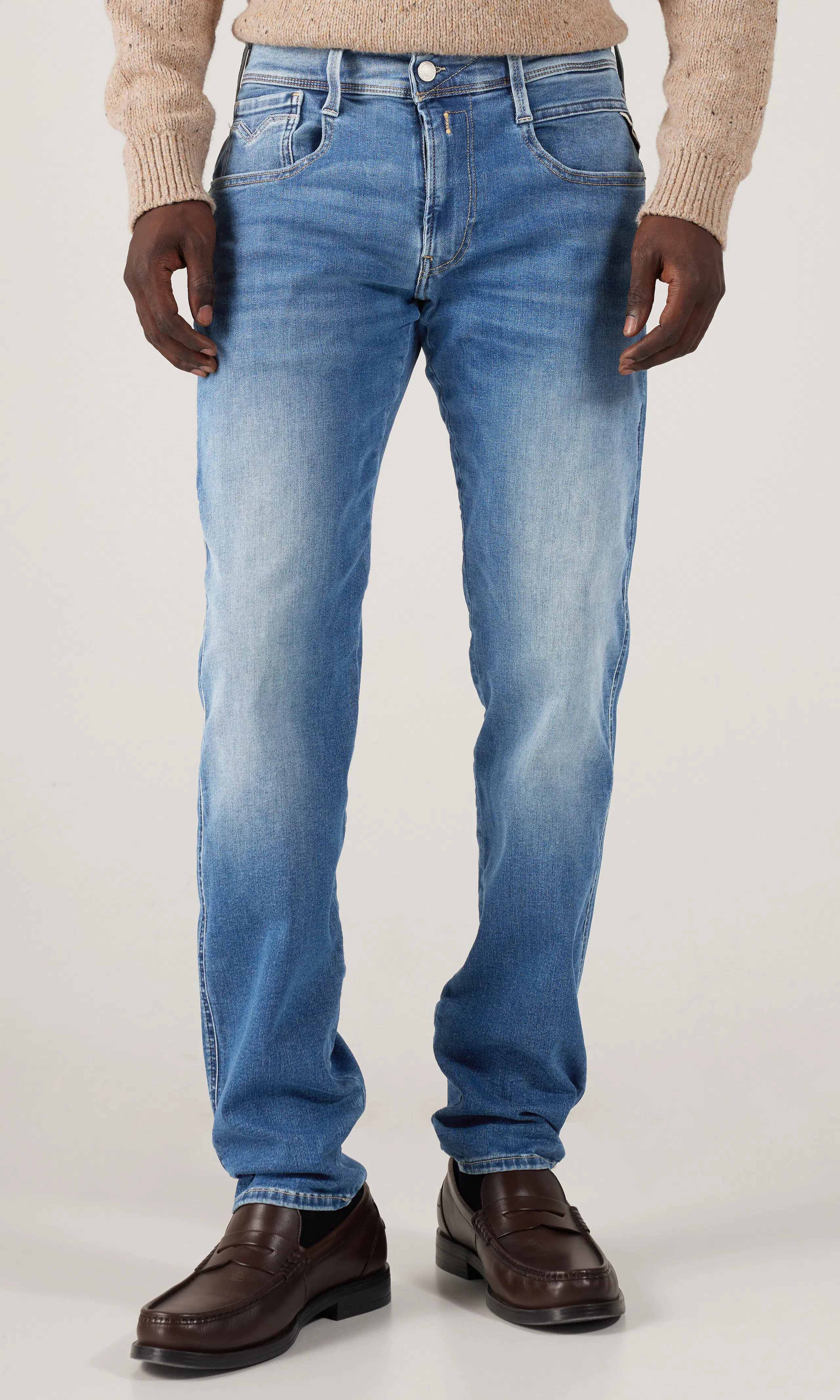Anbass Hyperflex Medium Blå Jeans. Front. Model.