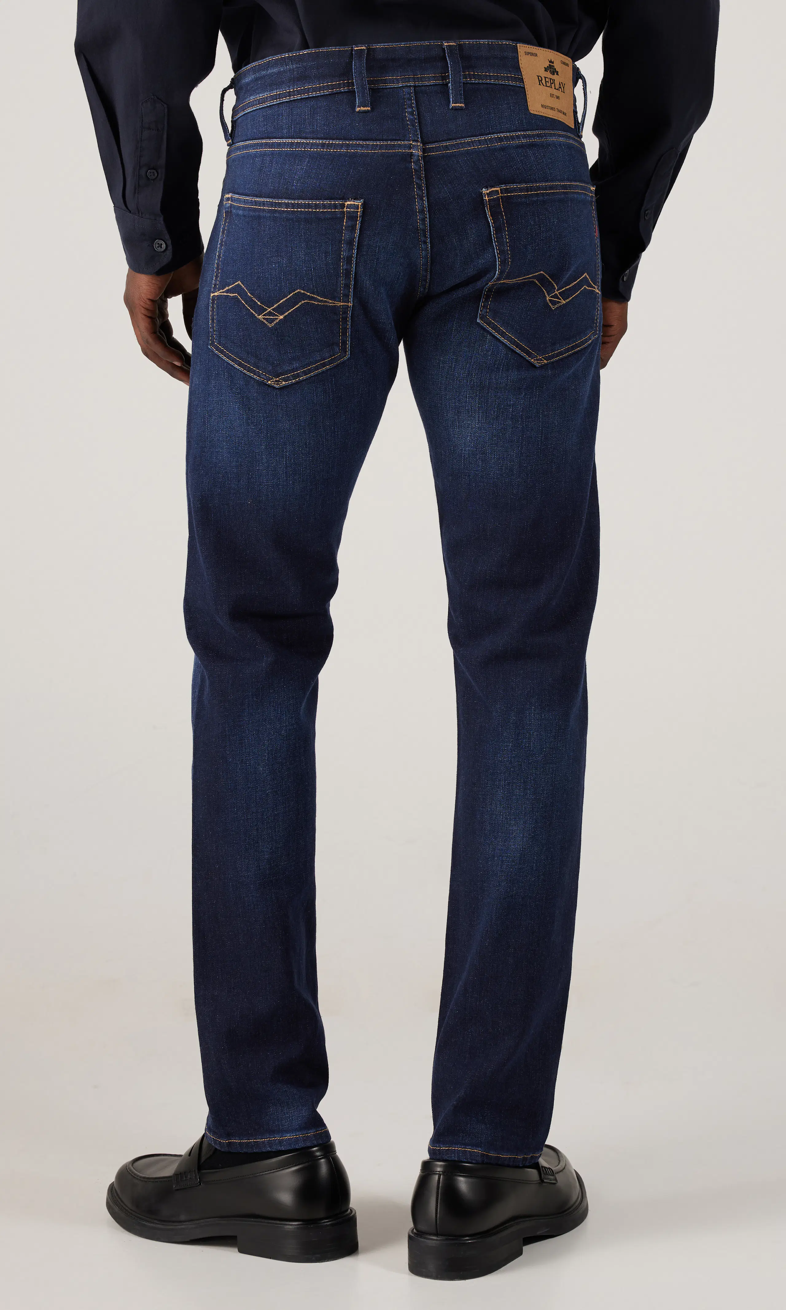 Grover Mörkblå Jeans. Back. Model.