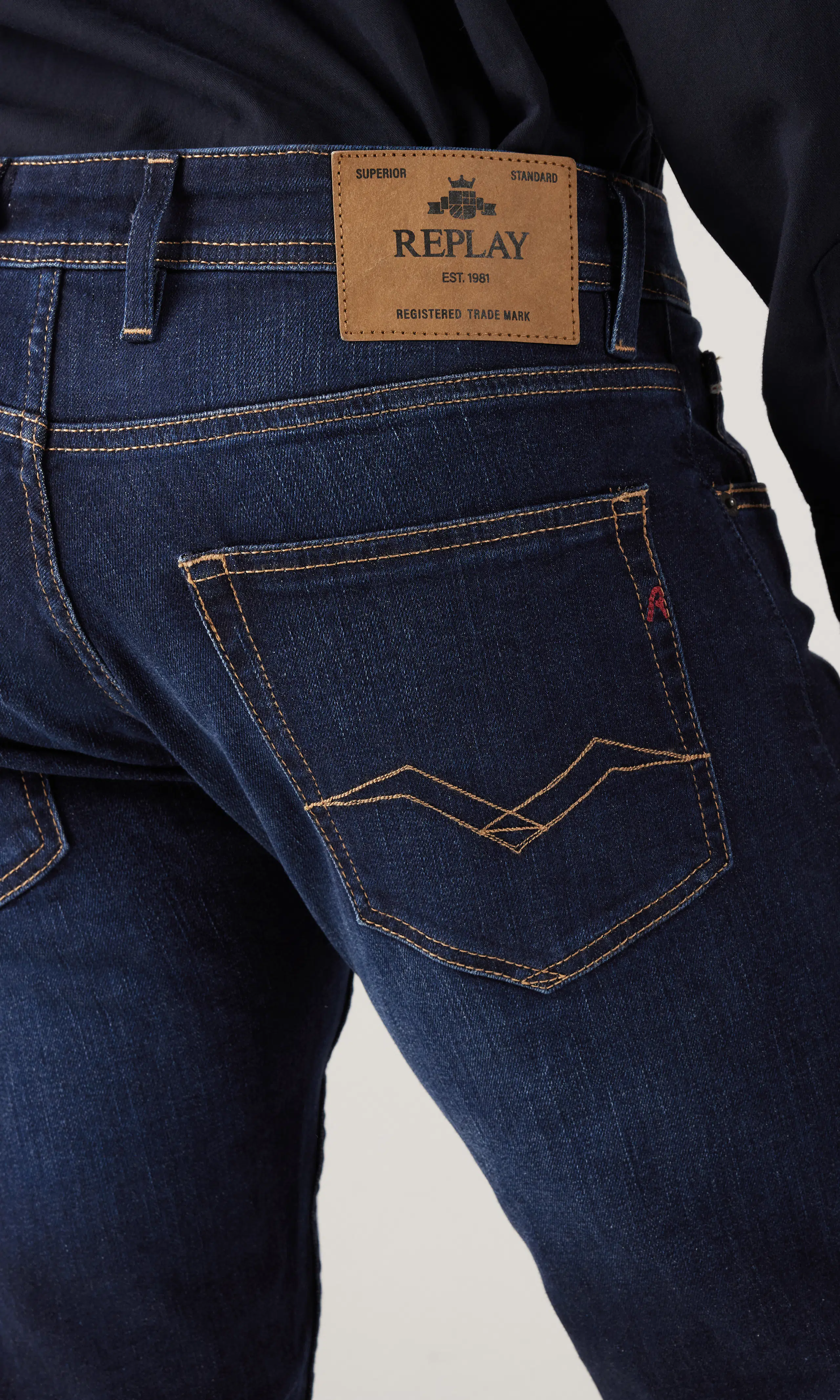 Grover Mörkblå Jeans. Detail 1. Model.