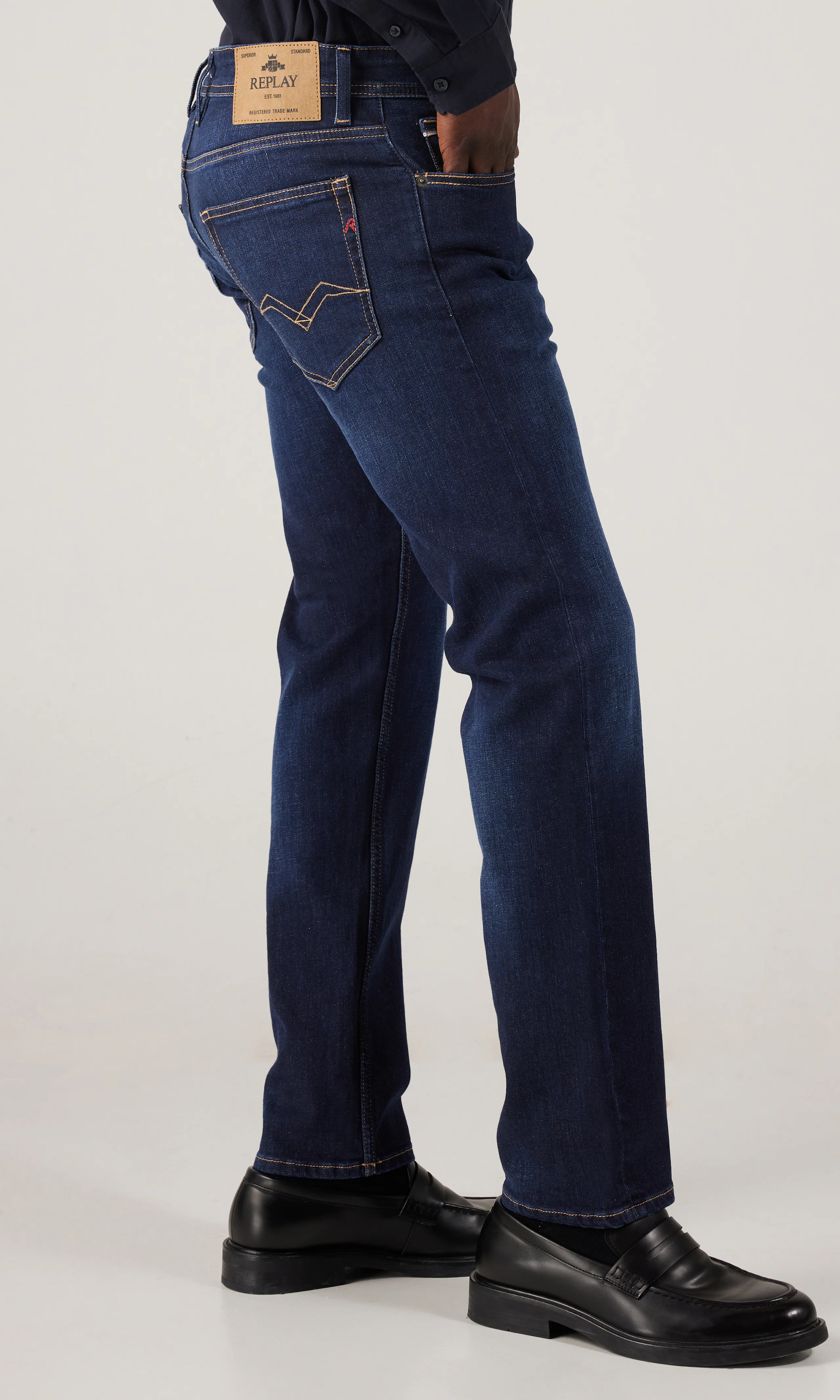 Grover Mörkblå Jeans. Front 2. Model.