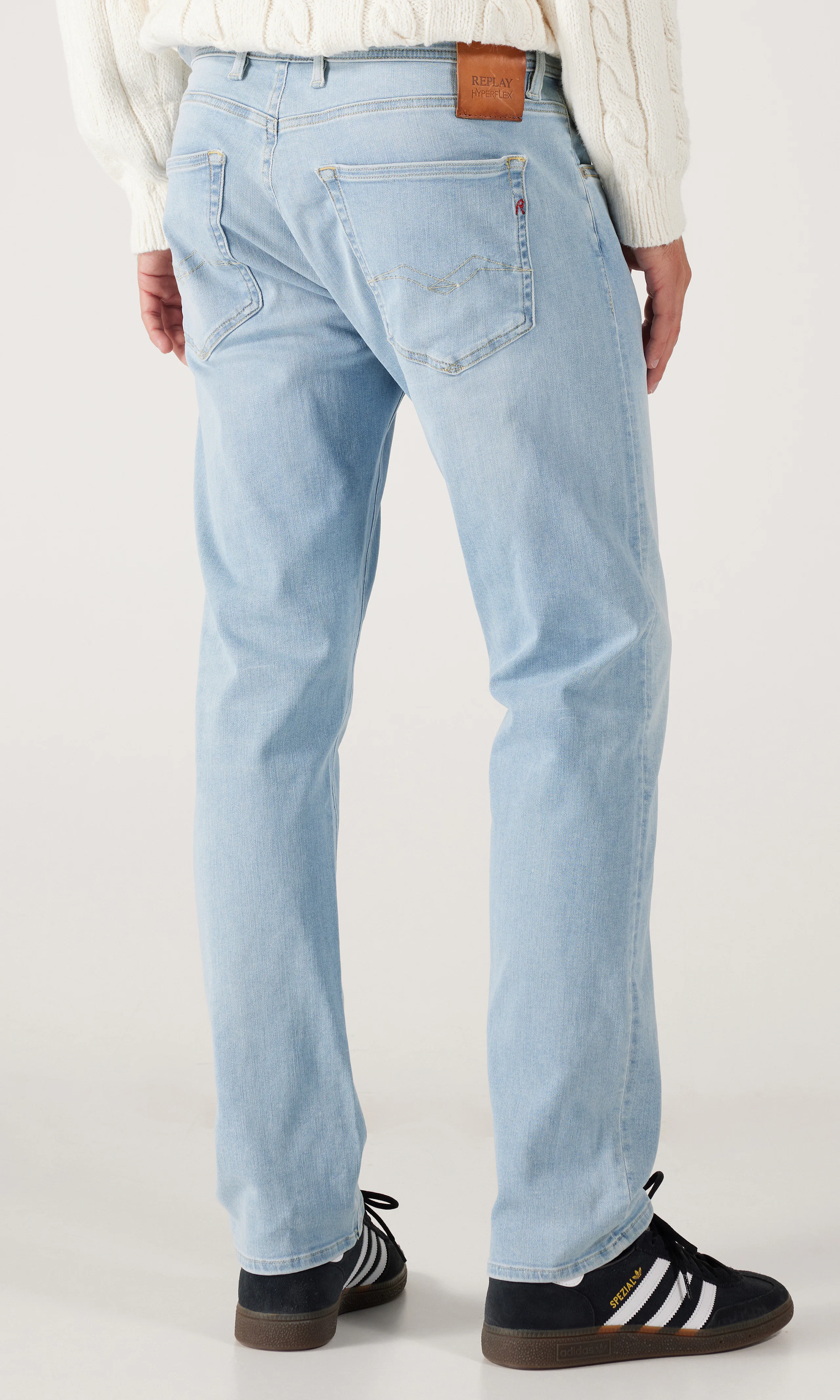Grover Hyperflex Ljusblå Jeans. Back. Model.