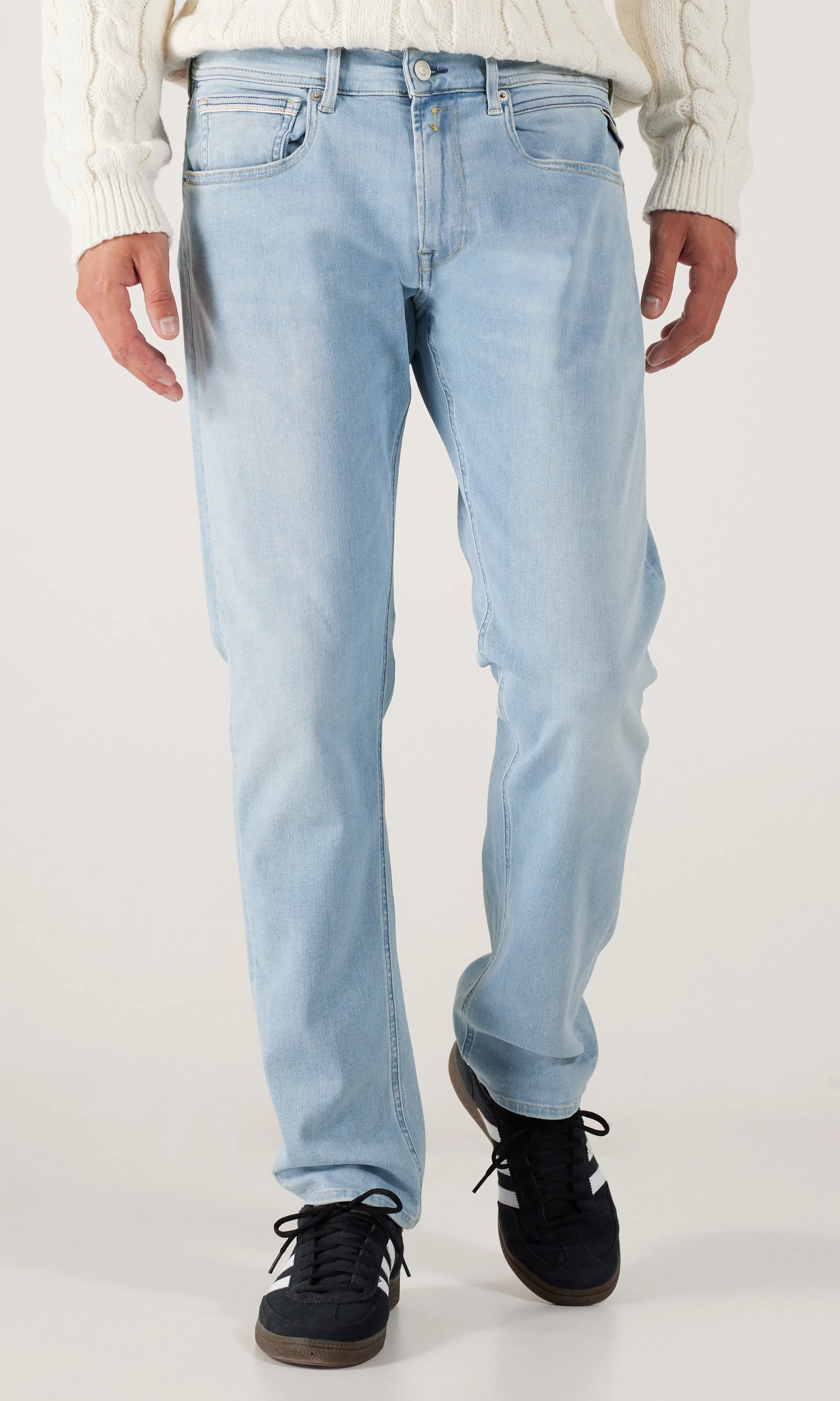 Grover Hyperflex Ljusblå Jeans. Front. Model.