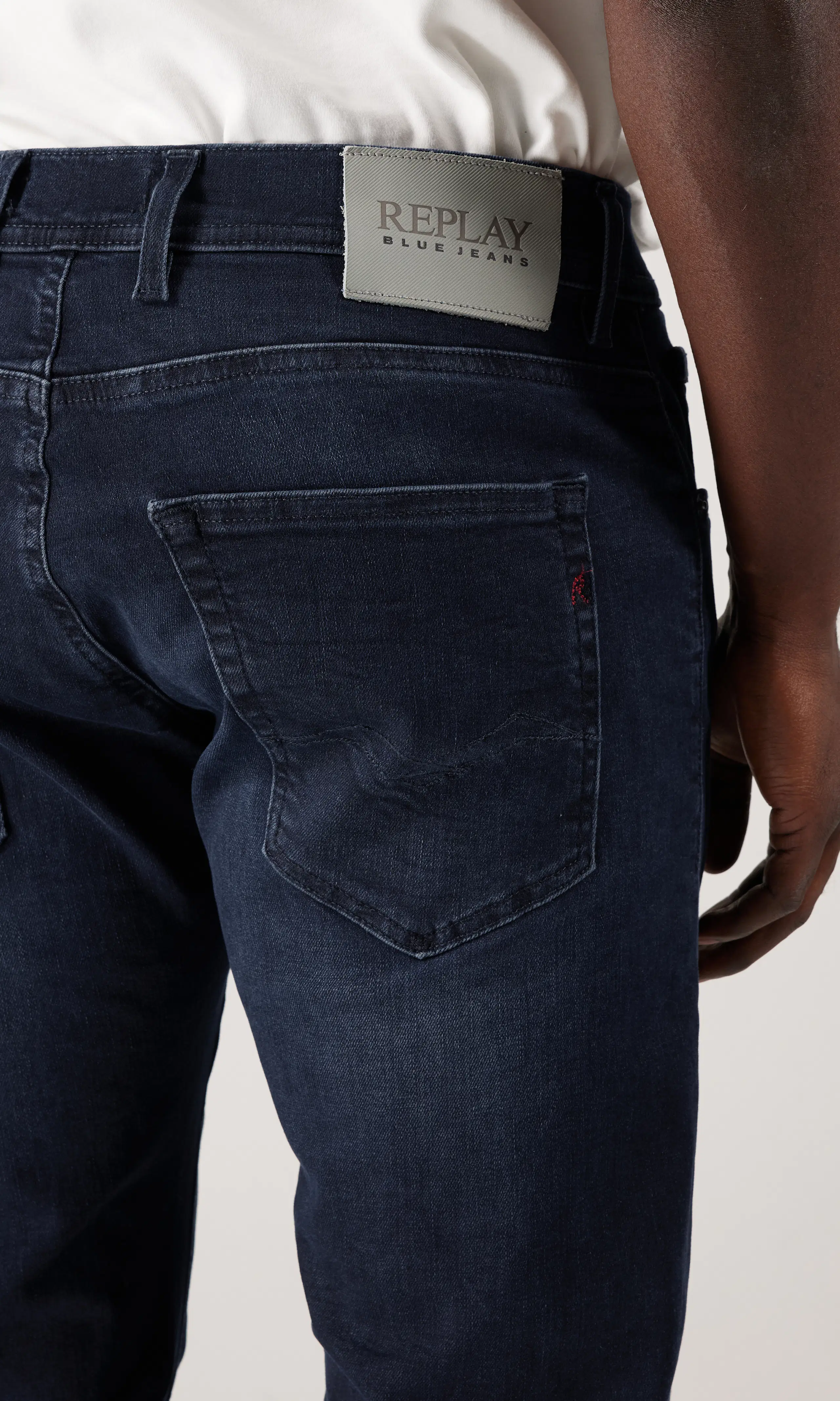 Grover Hyperflex Mörkblå Jeans. Detail 1. Model.