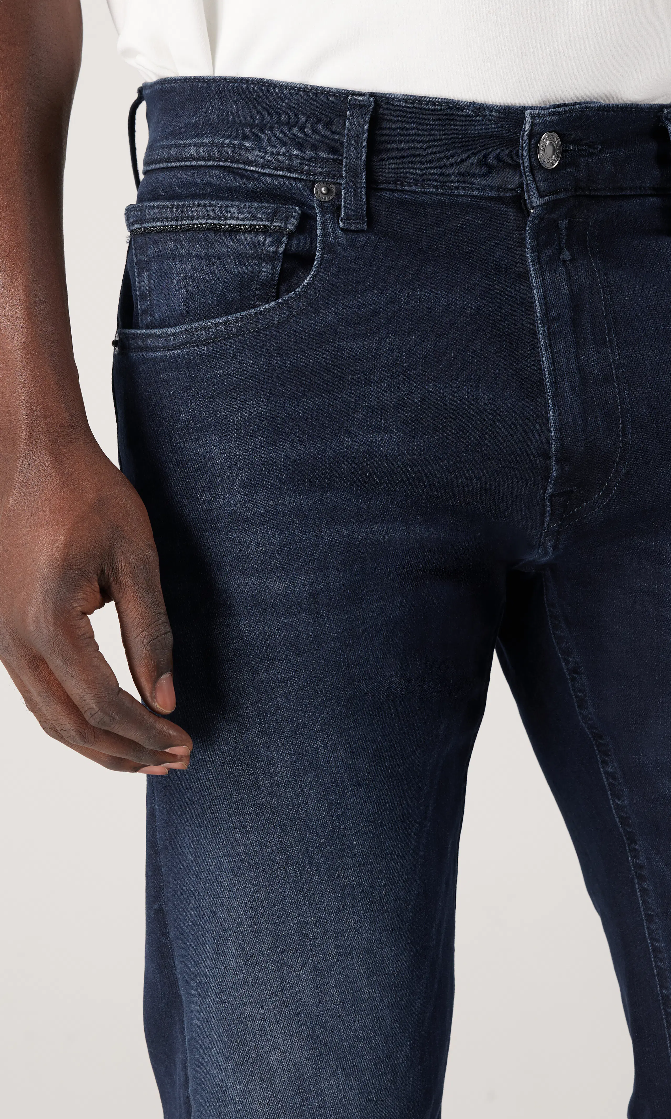 Grover Hyperflex Mörkblå Jeans. Detail 2. Model.