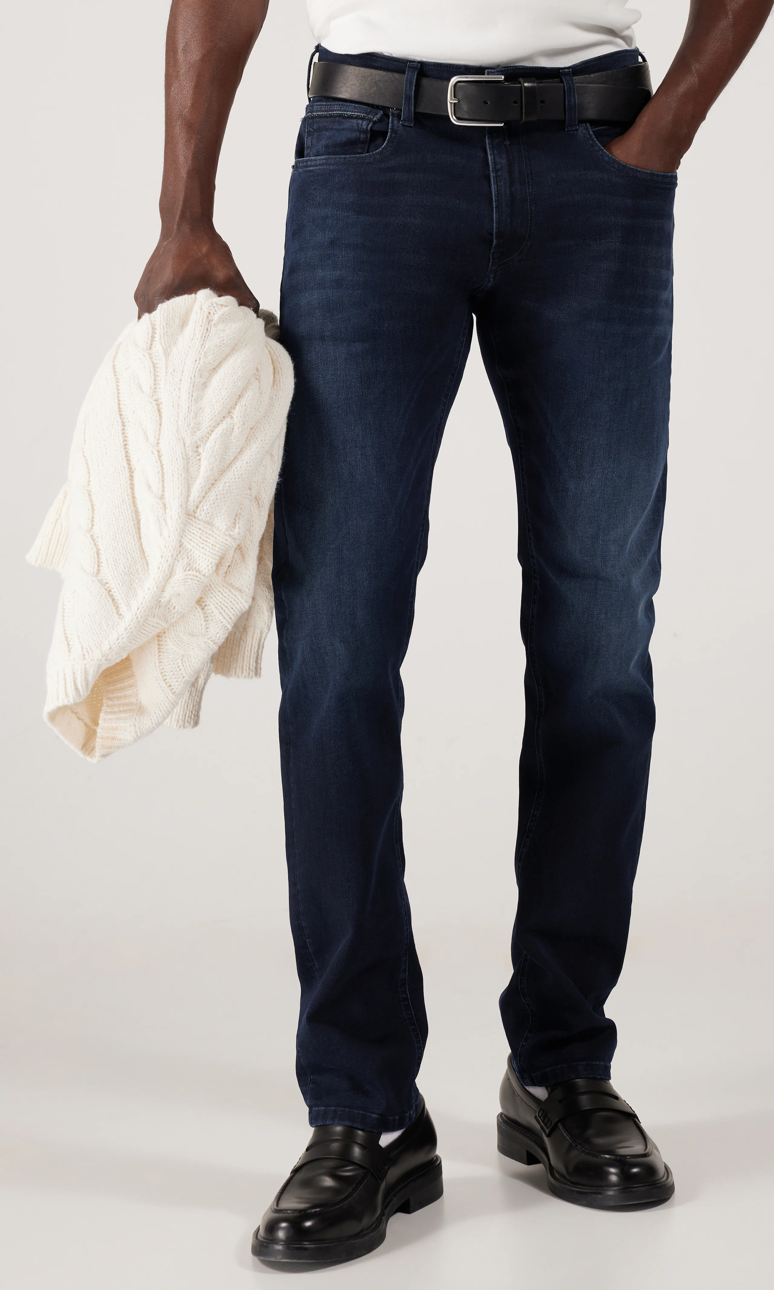 Grover Hyperflex Mörkblå Jeans. Front. Model.