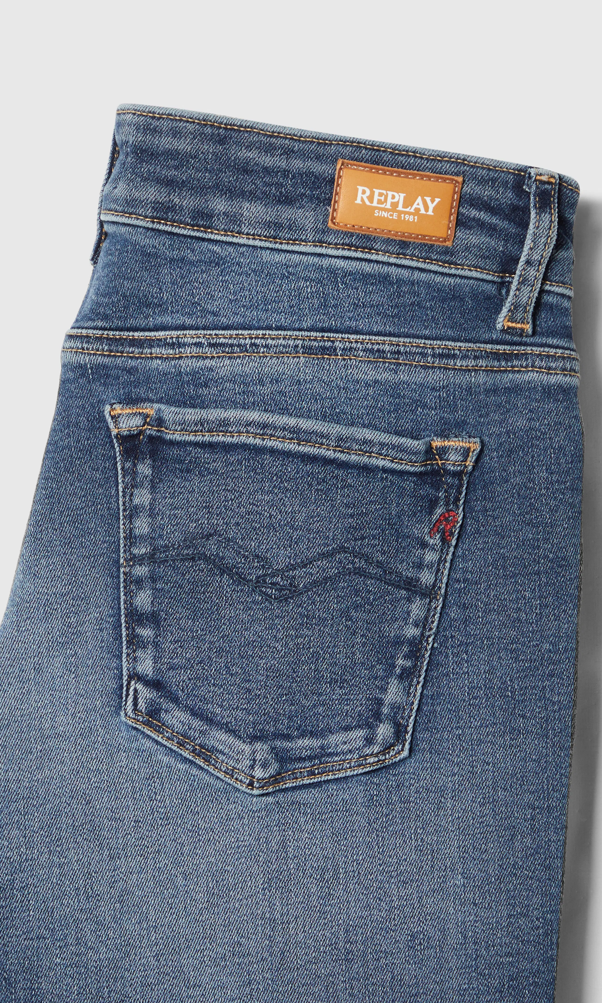 Joella Flare Power Stretch Mörkblå Jeans. Detail 1. Flat.