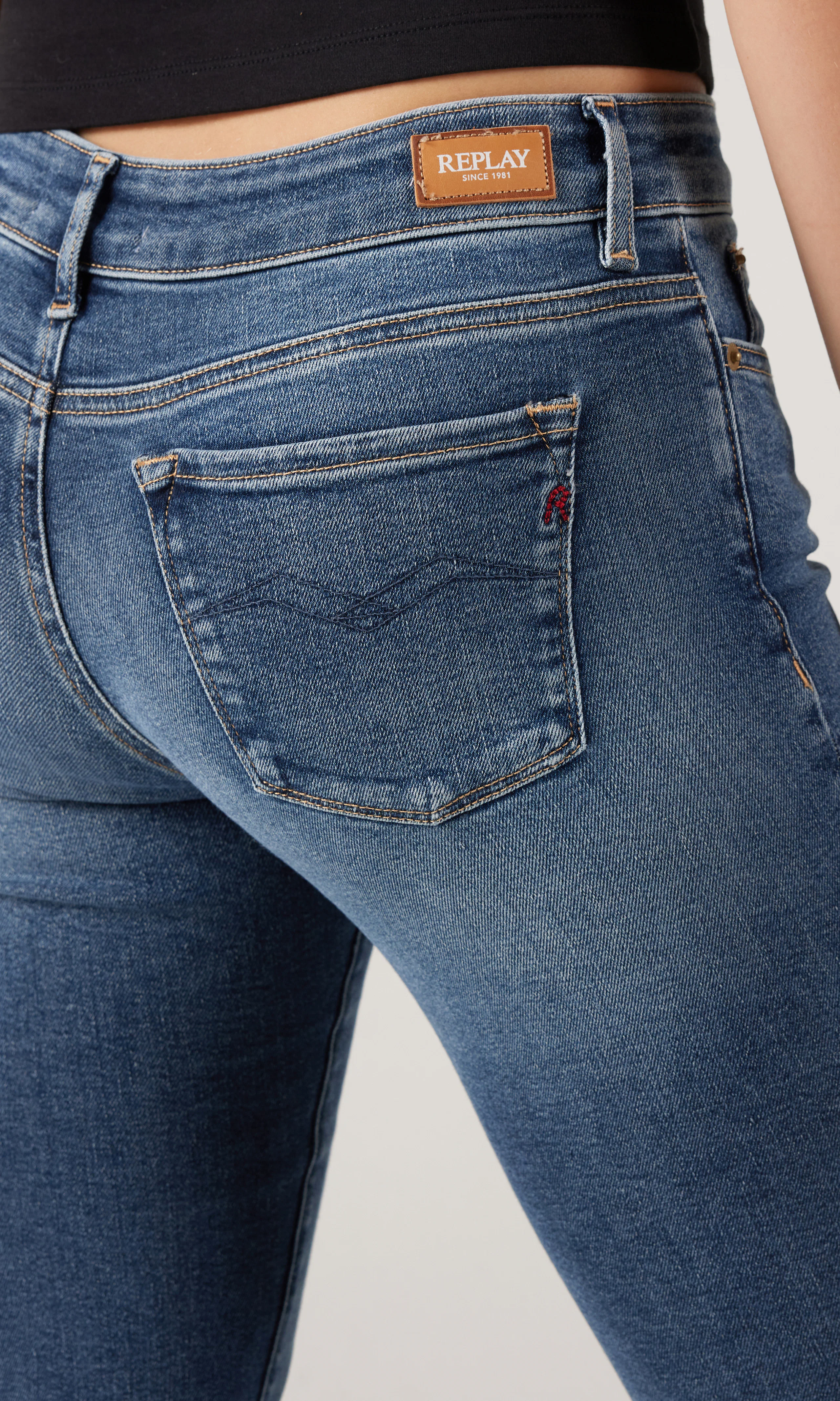 Joella Flare Power Stretch Mörkblå Jeans. Detail 2. Model.